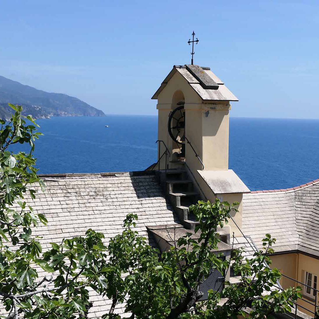 Der Kirchturm der Klosterkirche des Kapuzinerkonvents Monterosso in Ligurien.