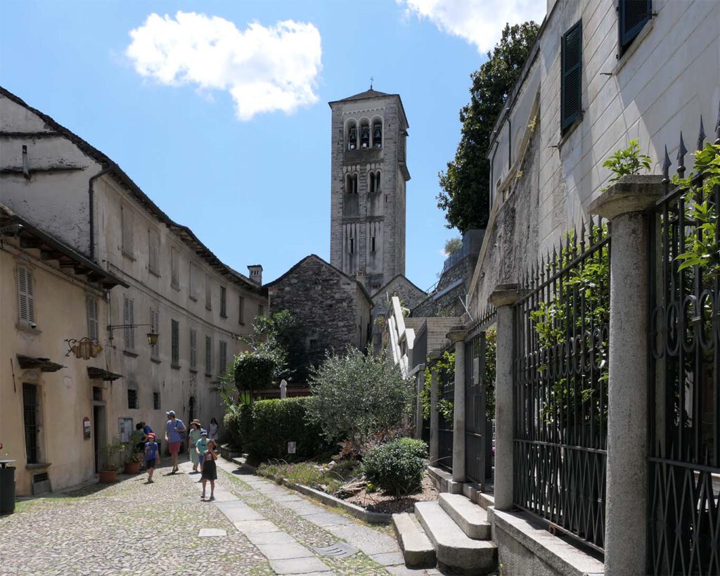 isola san giulio di orta piazza abbazia