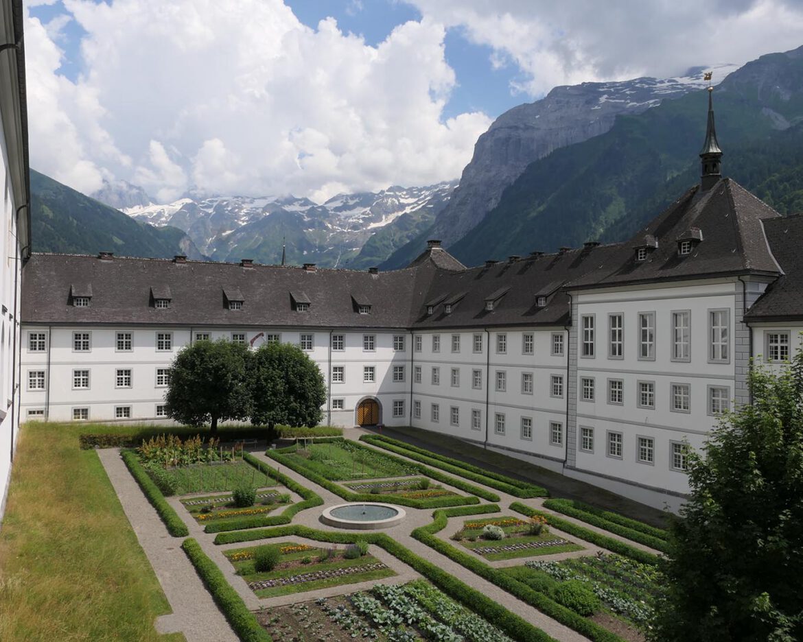 klausurgarten blick süd ost. Phantastisch schöner Blick in die schneebedeckten Alpen über den Klostergarten der Benediktiner von Engelberg.