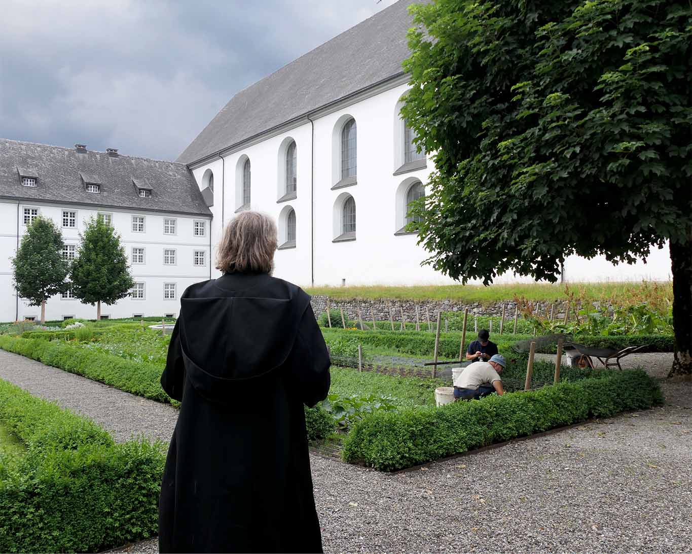 kloster engelberg schweiz bruder thomas im garten mit gärtnern