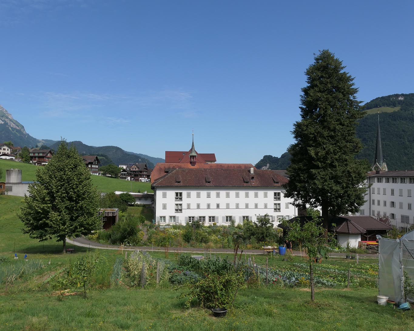 Blick auf Kloster St. Klara in Stans über den Klostergarten.