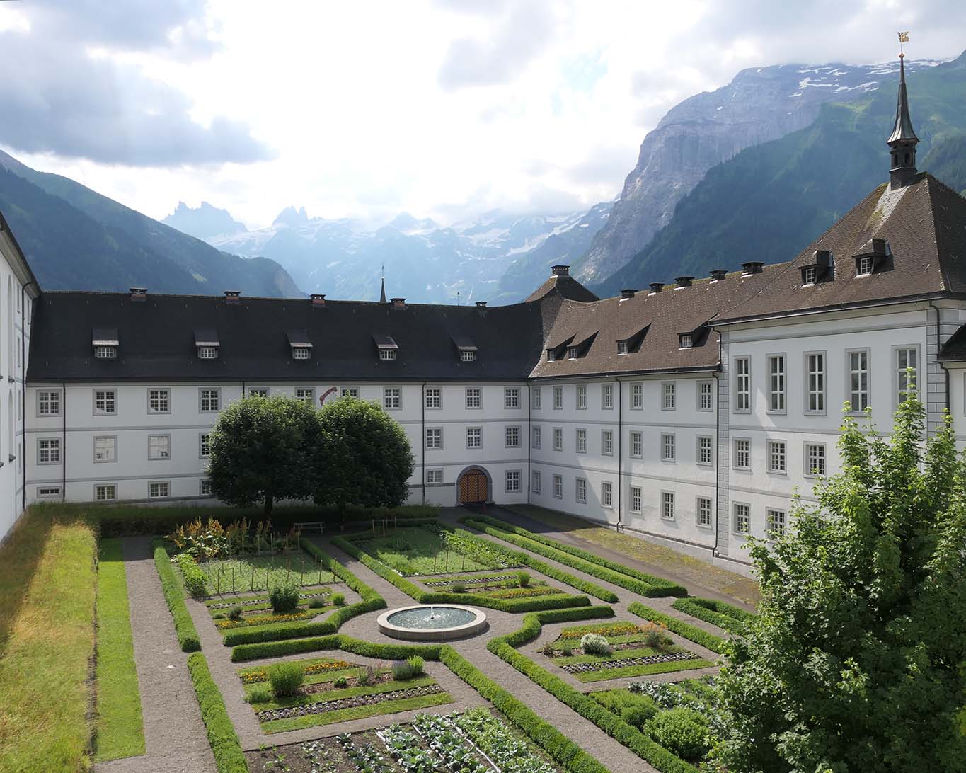 kreuzgang garten blick ost süd