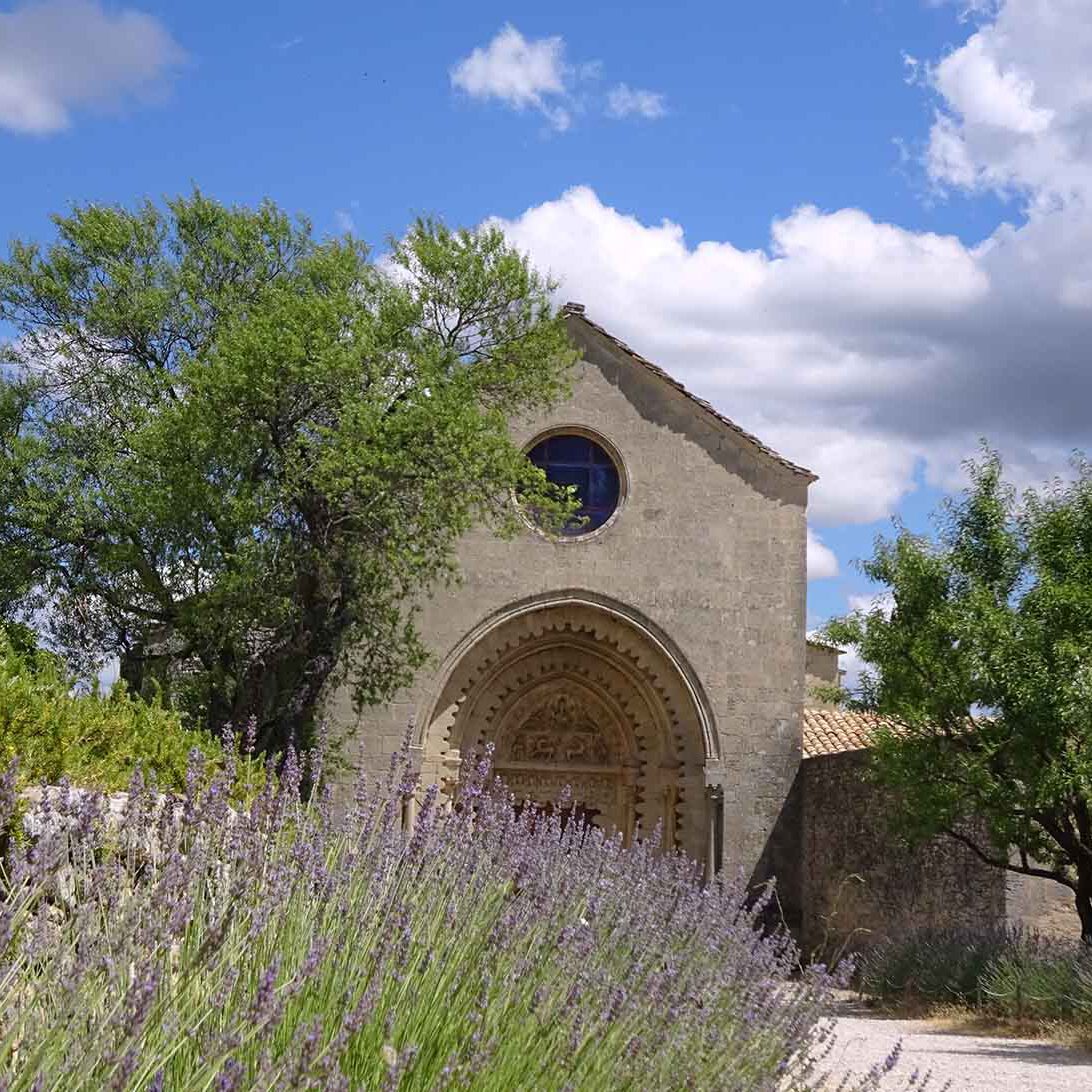 Fast schon sinnbildlich hat sich die Fassade der Klosterkirche mit den Lavendelbüschen ins kollektive Gedächtnis eingebrannt.