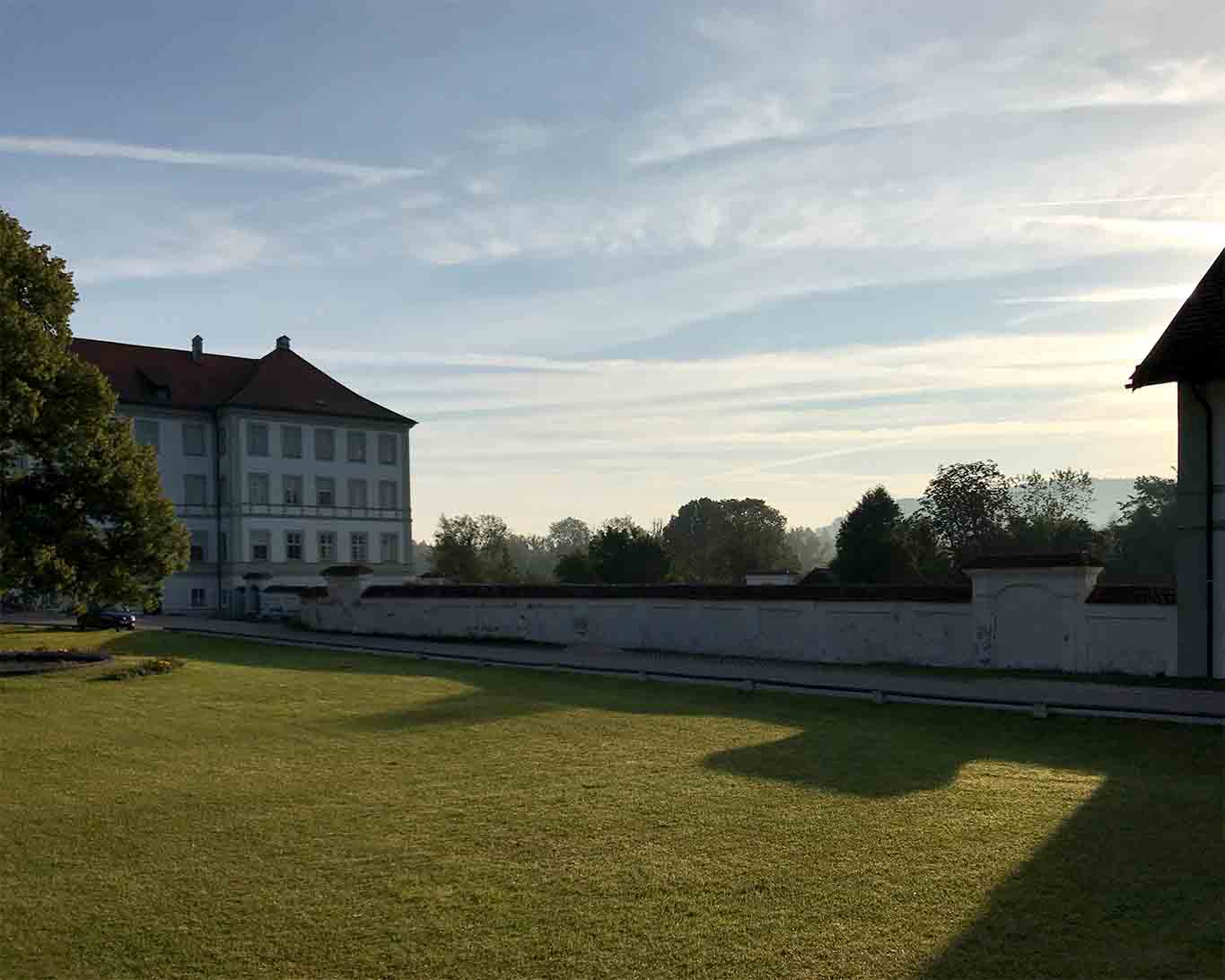 abtei schäftlarn vorplatz im morgenlicht