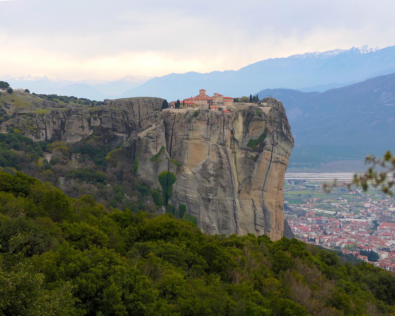 Auf einem Felsvorsprung resitdiert das Meteora-Kloster Agia Triada über Kalamphaka.