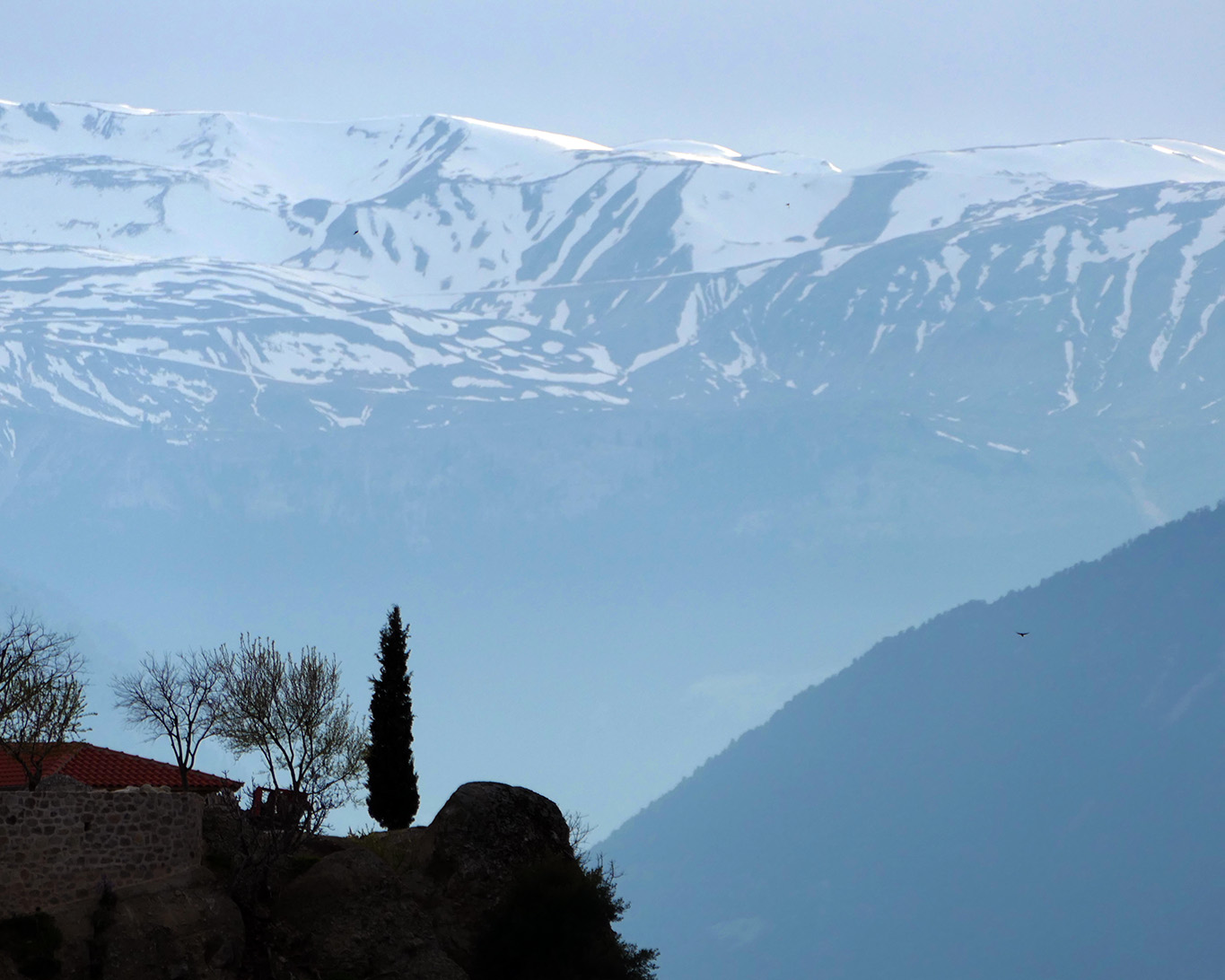 Blick auf die verschneiten Berge vom Meteora-Kloster Agia Triada über Kalamphaka.