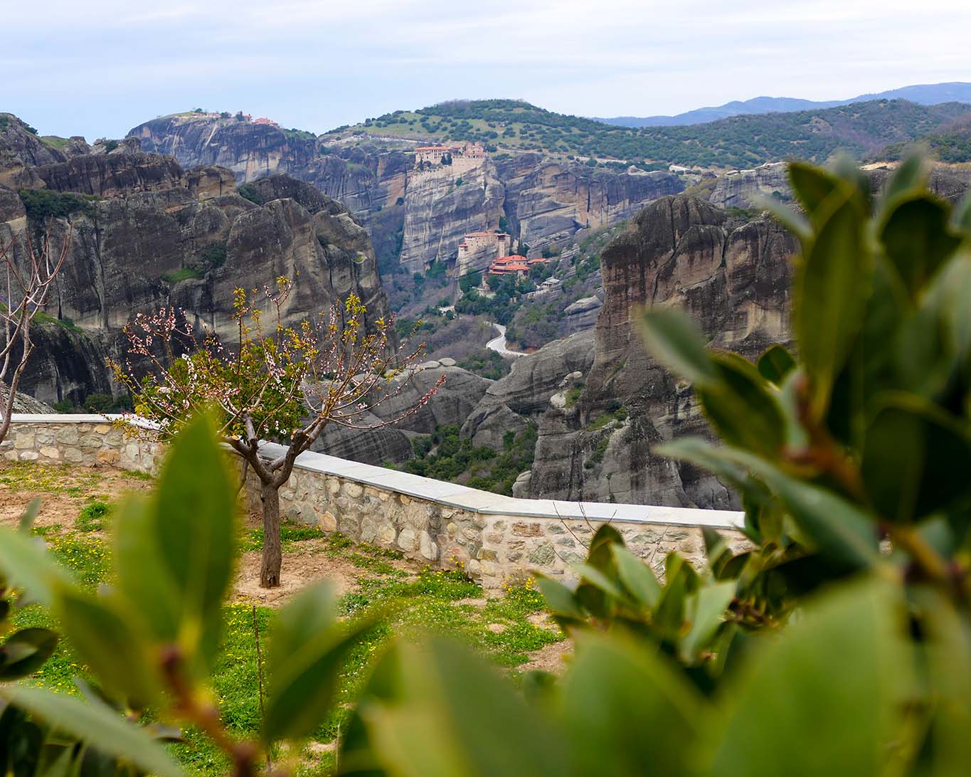 Blick vom Garten des Meteora-Kloster Agia Triada über Kalamphaka auf Rousanou.
