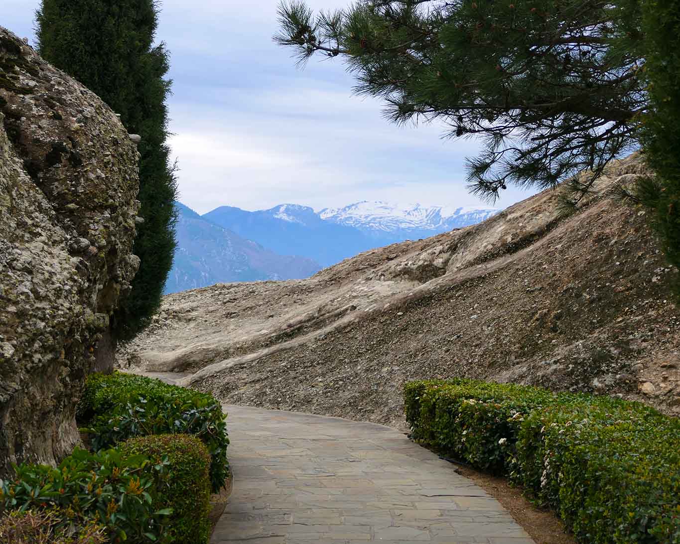 Weg durch den Klostergarten des Meteora-Kloster Agia Triada über Kalamphaka.