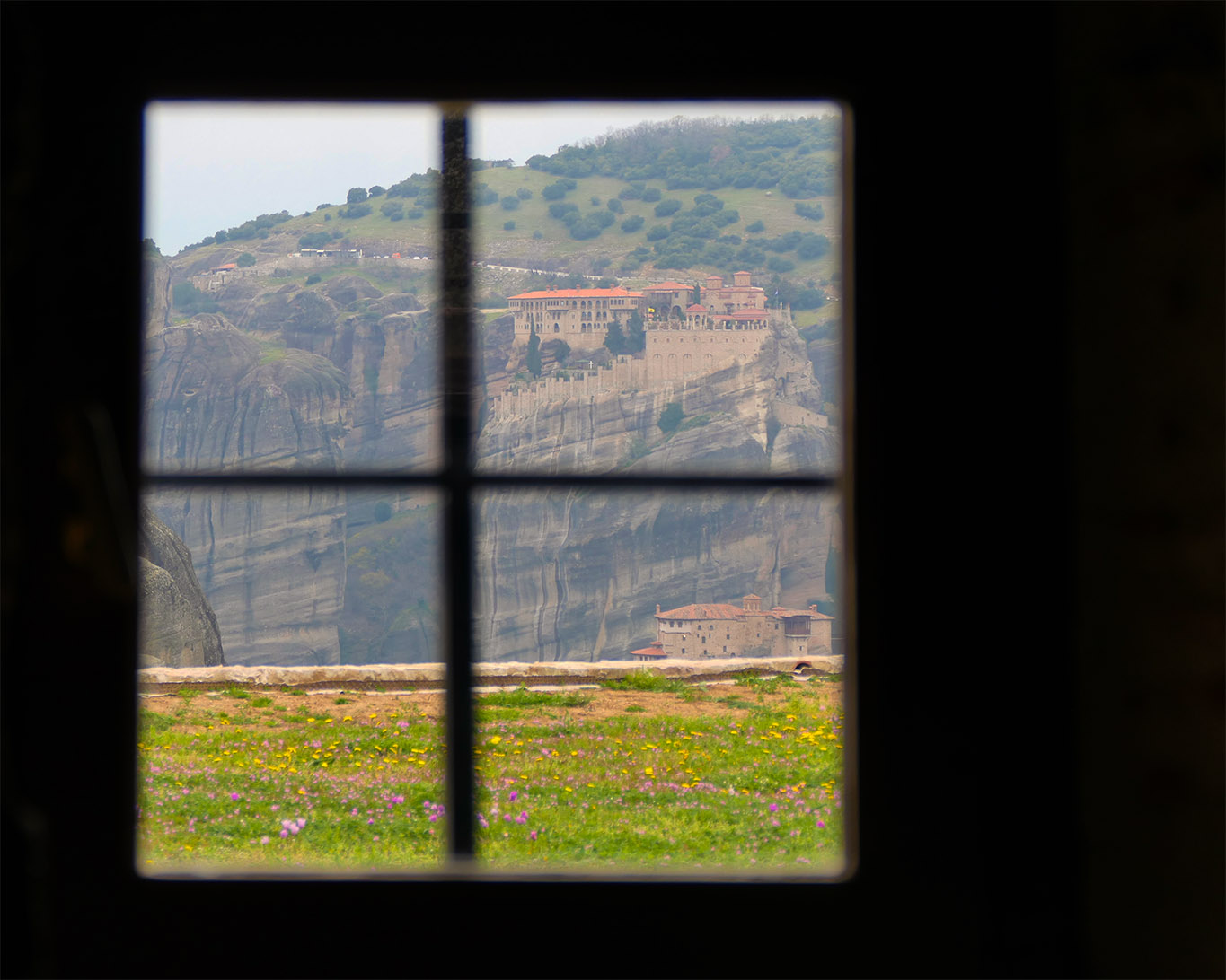 Blick aus dem Fenster vom Meteora-Kloster Agia Triada über Kalamphaka auf Rousanou und Varlaam.