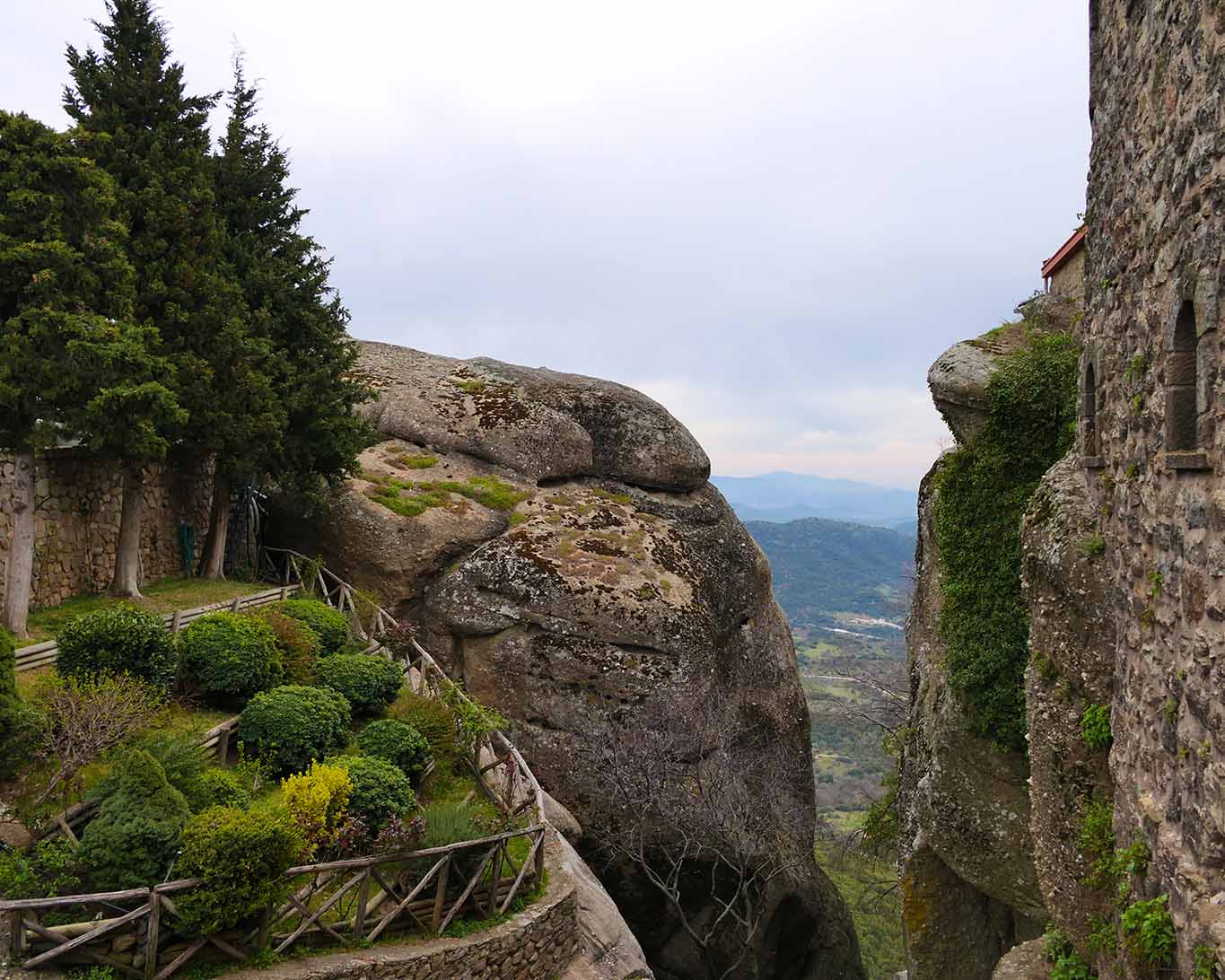 Garten am felsigen Abgrund des Meteora-Kloster Agios.