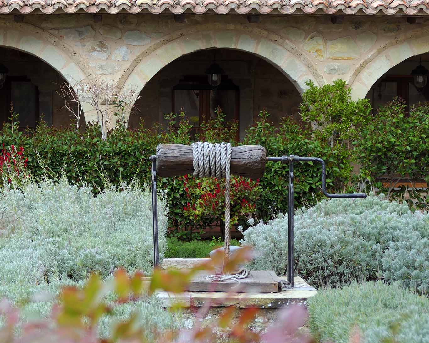 Blick auf den Brunnen im KLostergarten des Meteora-Kloster Agios.