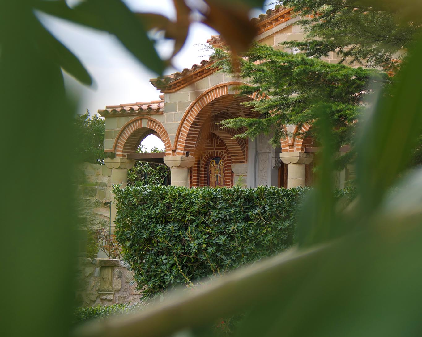 Neugieriger Blick in den Garten des Meteora-Kloster Agios.