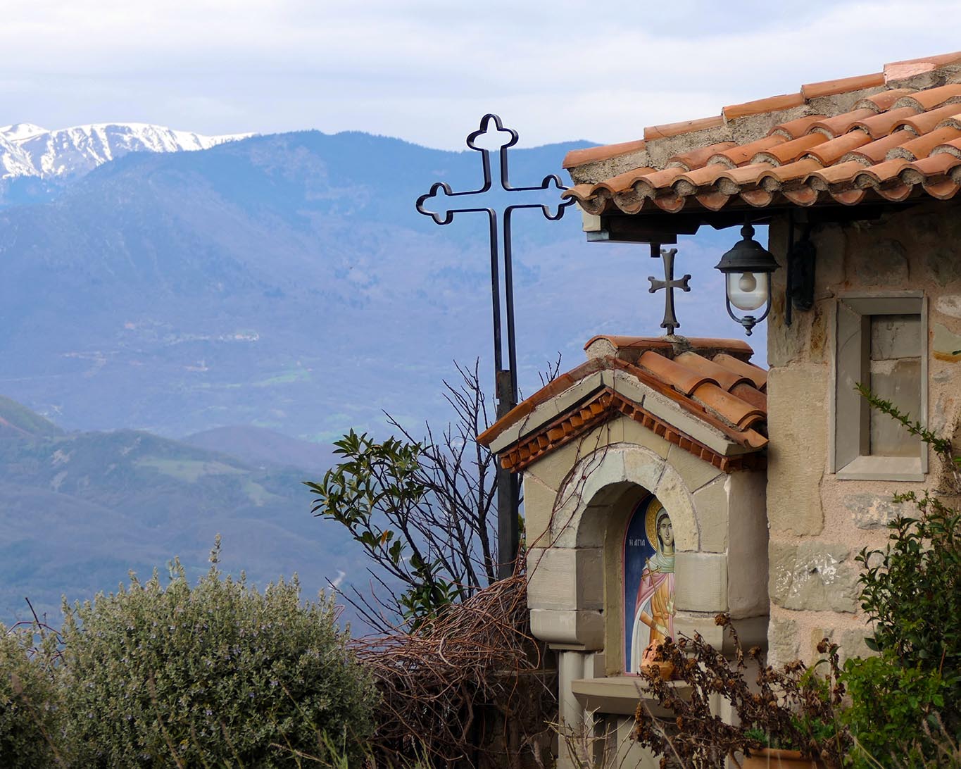 Die Gnademutter wacht über das Meteora-Kloster Agios Stephanos hoch oben auf den Felsen.