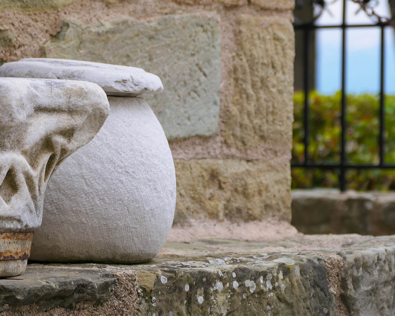 Meteora-Kloster Agios Stephanos mit antiken Gefässen und Relikten im Klostergarten.