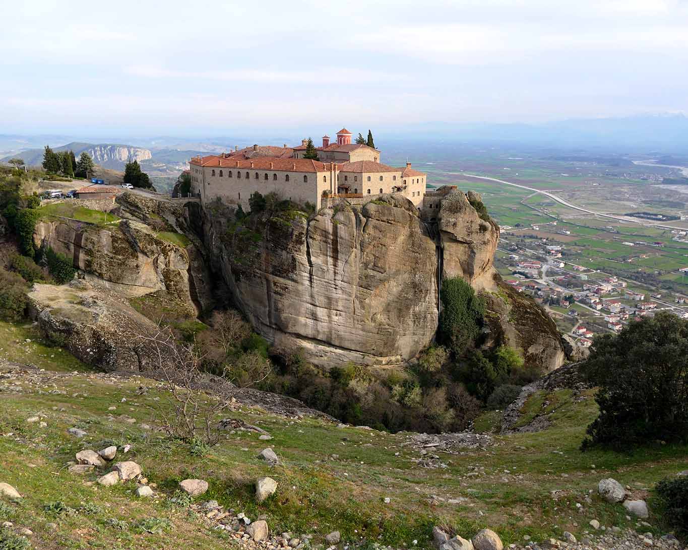 Meteora-Kloster Agios Stephanos grüsst vom Felsen herab die Besucher des Tals.