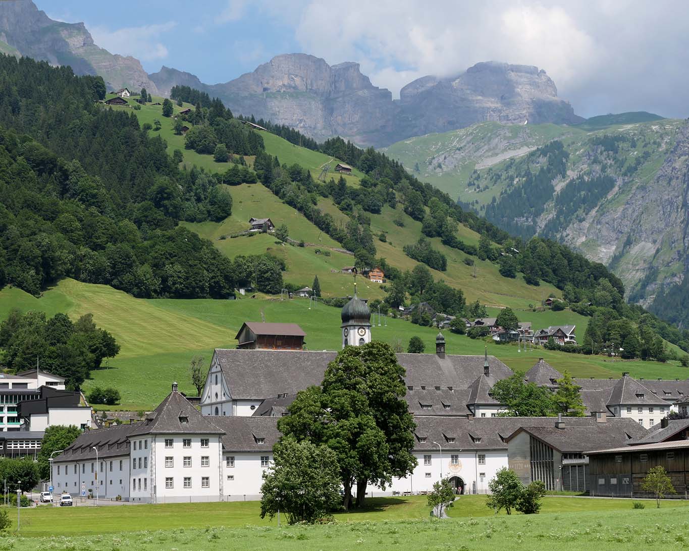 ansicht postkarte des Klosters Engelberg mit den Alpenbergen im Hintergrund