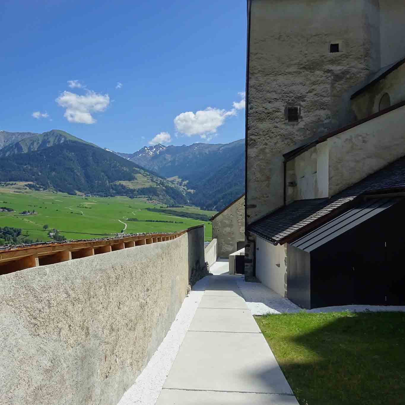 architektur mit bergen benediktiner stift marienberg Abgeschiedenheit offenbart manchmal die schönsten Ausblicke.