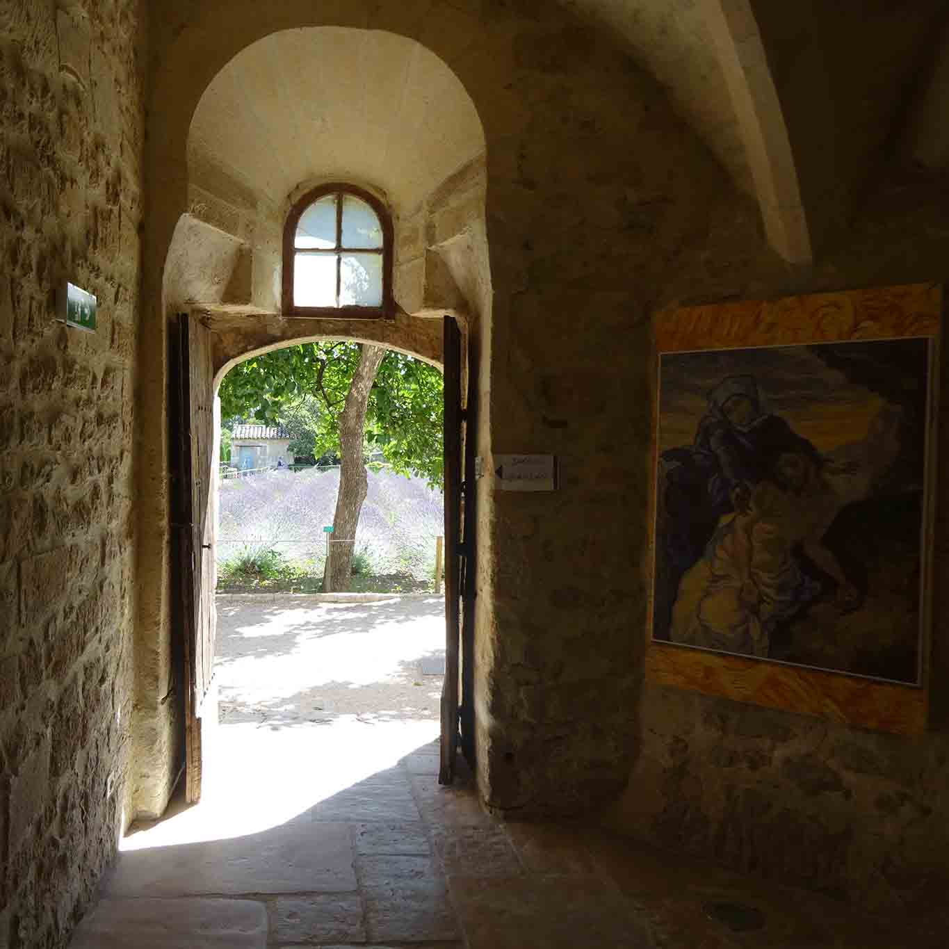 Die offene Tür führt in den Klostergarten des Hospital Cloitre Saint-Paul de Mausole. Seine Insassen genossen die provencialische Sonne und den Duft des blühenden Lavendels.
