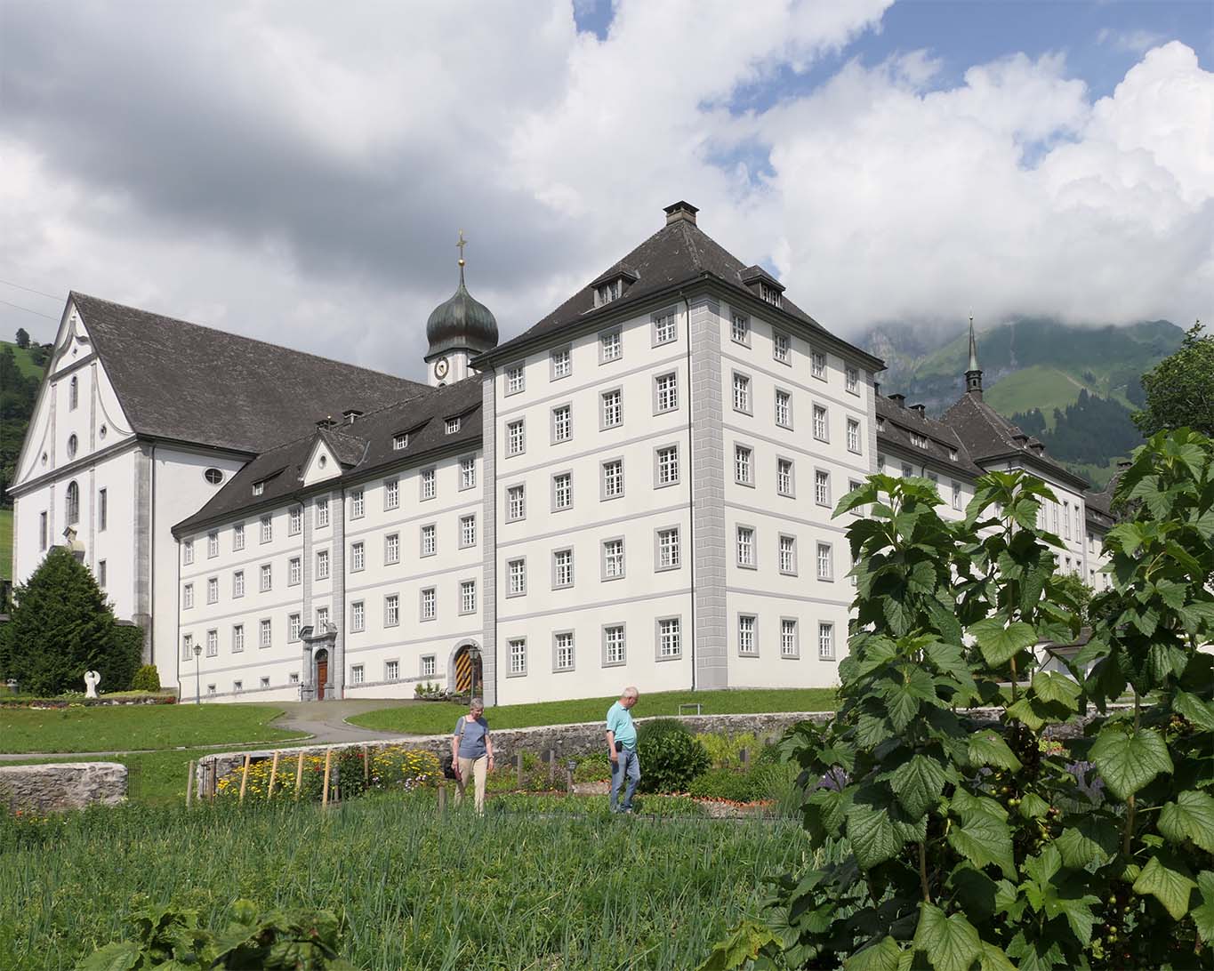 Blick aus dem neuangelegten Kräutergarten des Benediktinerklosters Engelberg in den Schweizer Bergen.