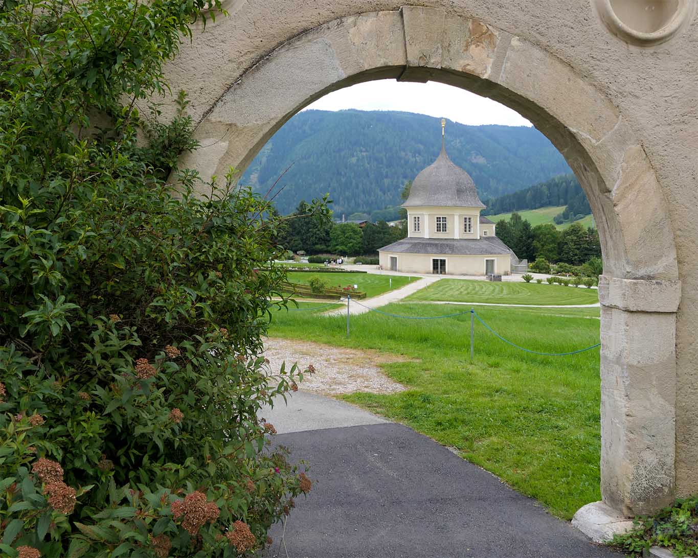 blick durch tor benediktinerstift st lamprecht