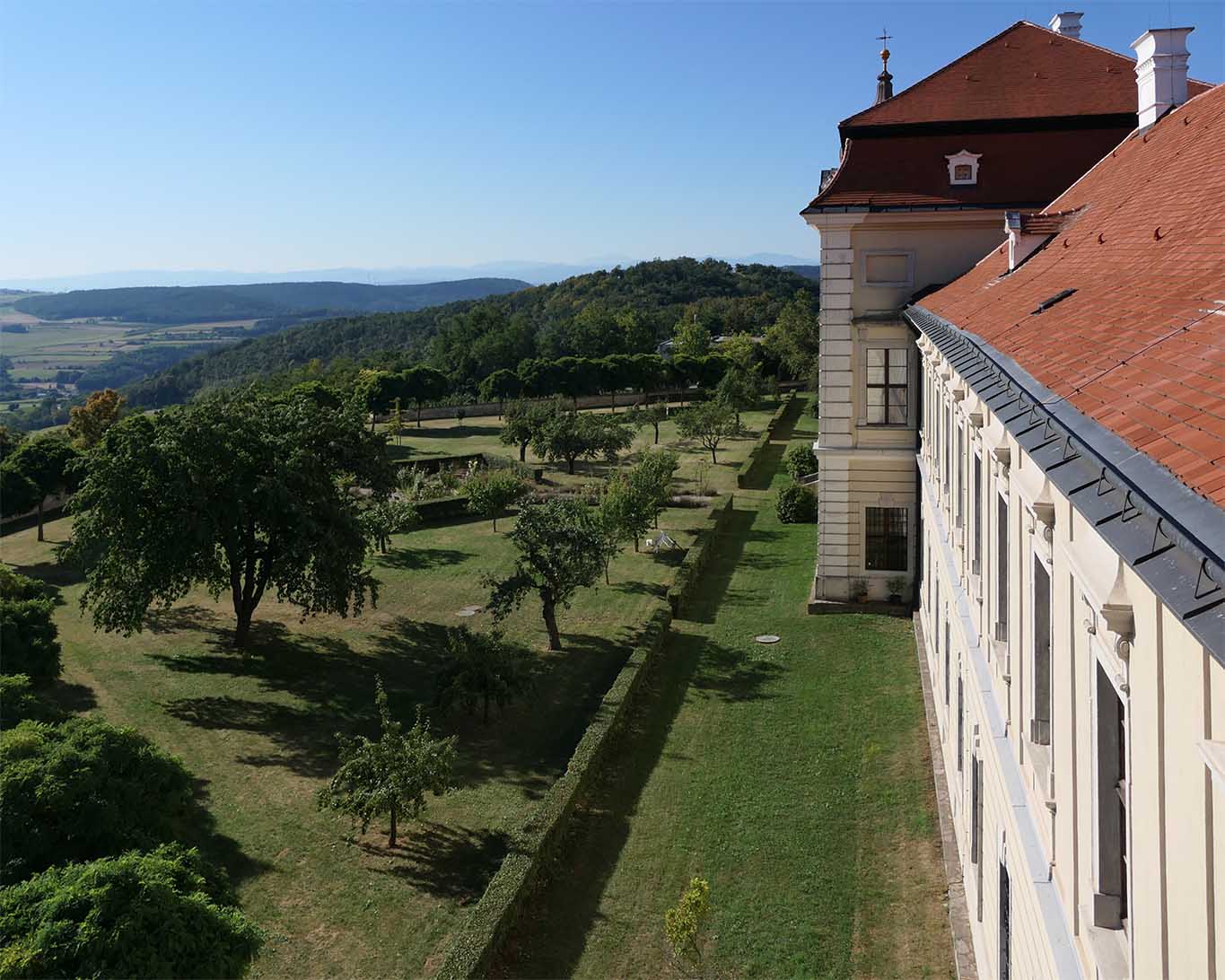 Blick nach Süden über den Dunkelsteiner Wald von der Stiftsterrasse des Göttweiger Berges.