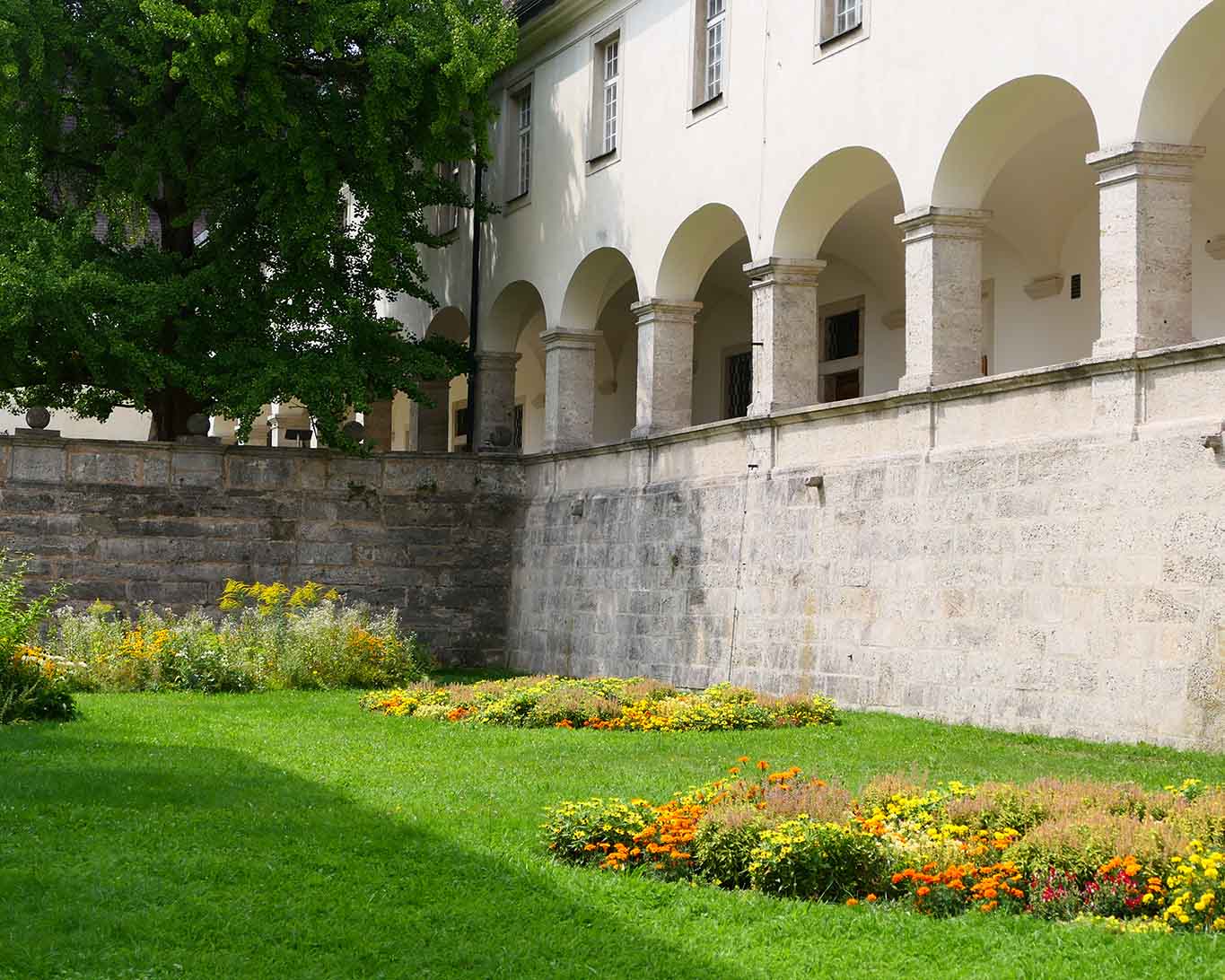 blumengraben unten matheturm Stift Kremsmünster an einem heissen Sommertag