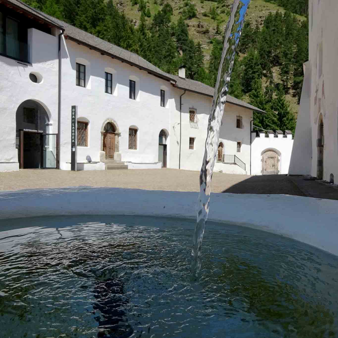 brunnen benediktiner stift marienberg Wasser ist das Symbol für das Leben und spendet es auch.