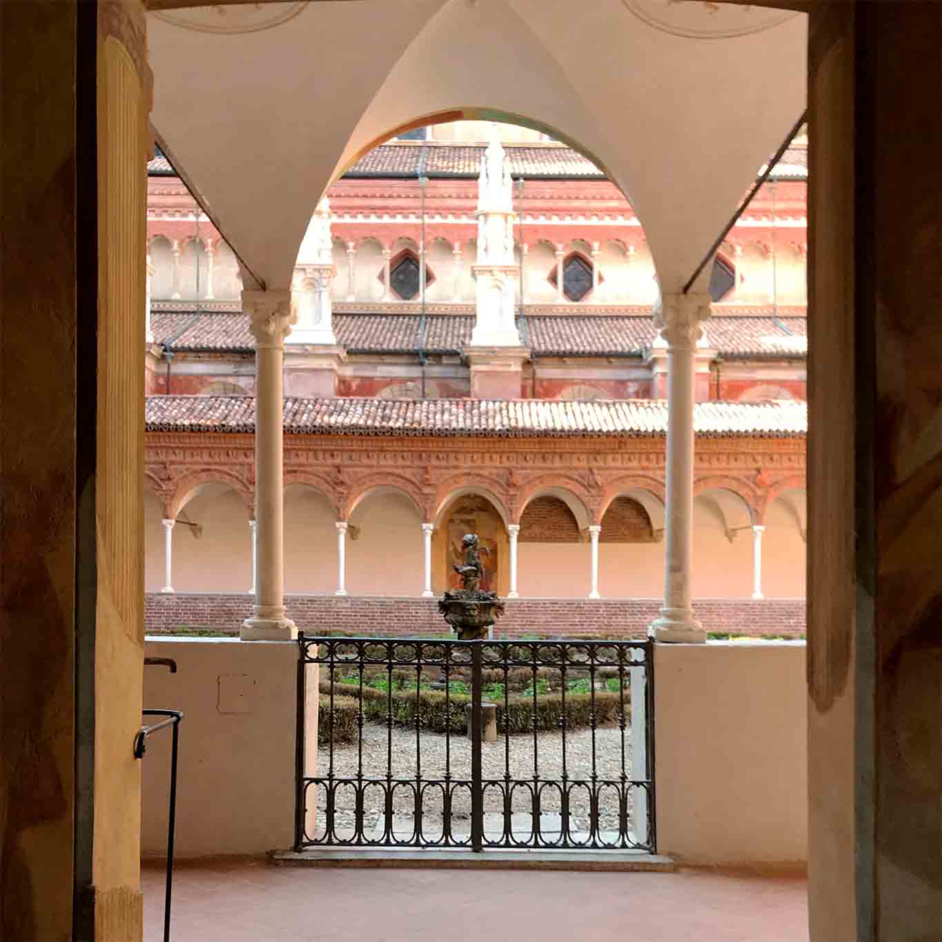 certosa die pavia blick in den inneren kreuzgang Kleine schmiedeeiserne Tore versperren den Zugang zum Kreuzgarten.