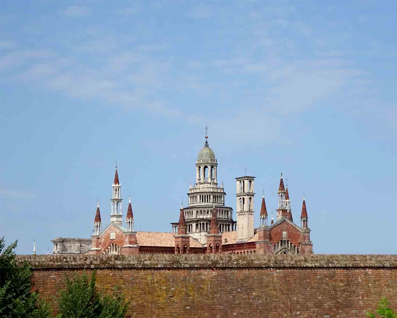 certosa die pavia certosa über die mauer Wie eine Stein gewordene Hochzeitstorte beeindruckt die Certosa di Pavia mit ihrer Pracht. Hinter diesen Mauern verstecken sich die Kräutergärten der Certosa di Pavia.