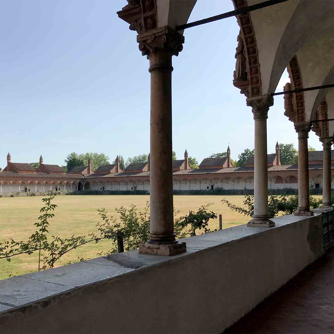 certosa die pavia kleines koster südwärts Wie ein Fussballfeld umrahmt der Kreuzgang des grossen Klosters den Kreuzgarten.