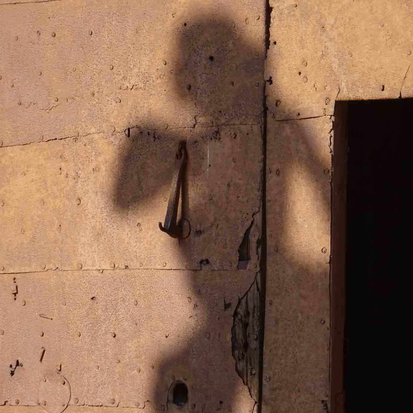 certosa die pavia schatten Im Sonnenuntergang treiben die Putten lustige Schattenspiele.
