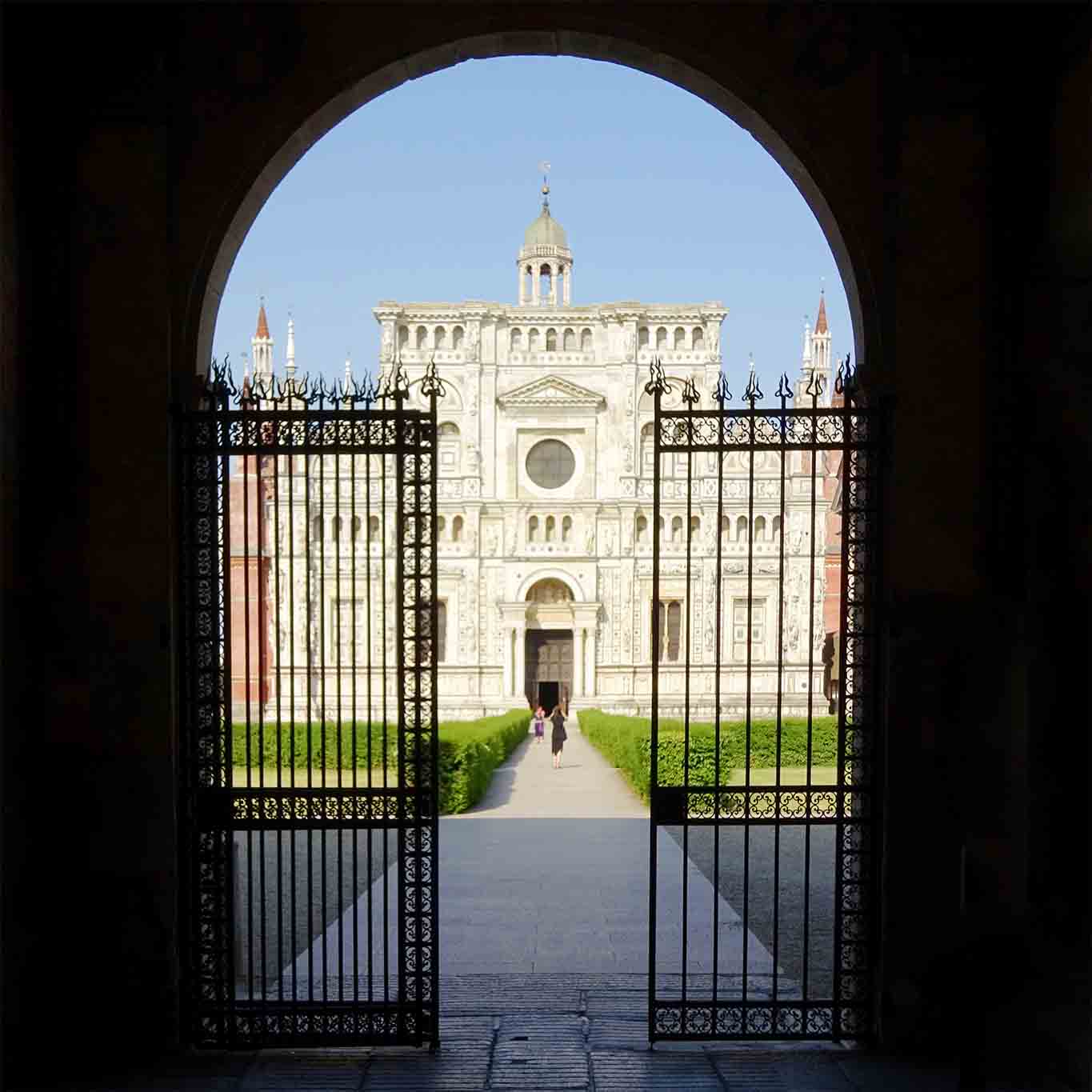 certosa die pavia torgitter Die weltberühmte Fassade der Klosterkirche erinnert an eine Hochzeitstorte.