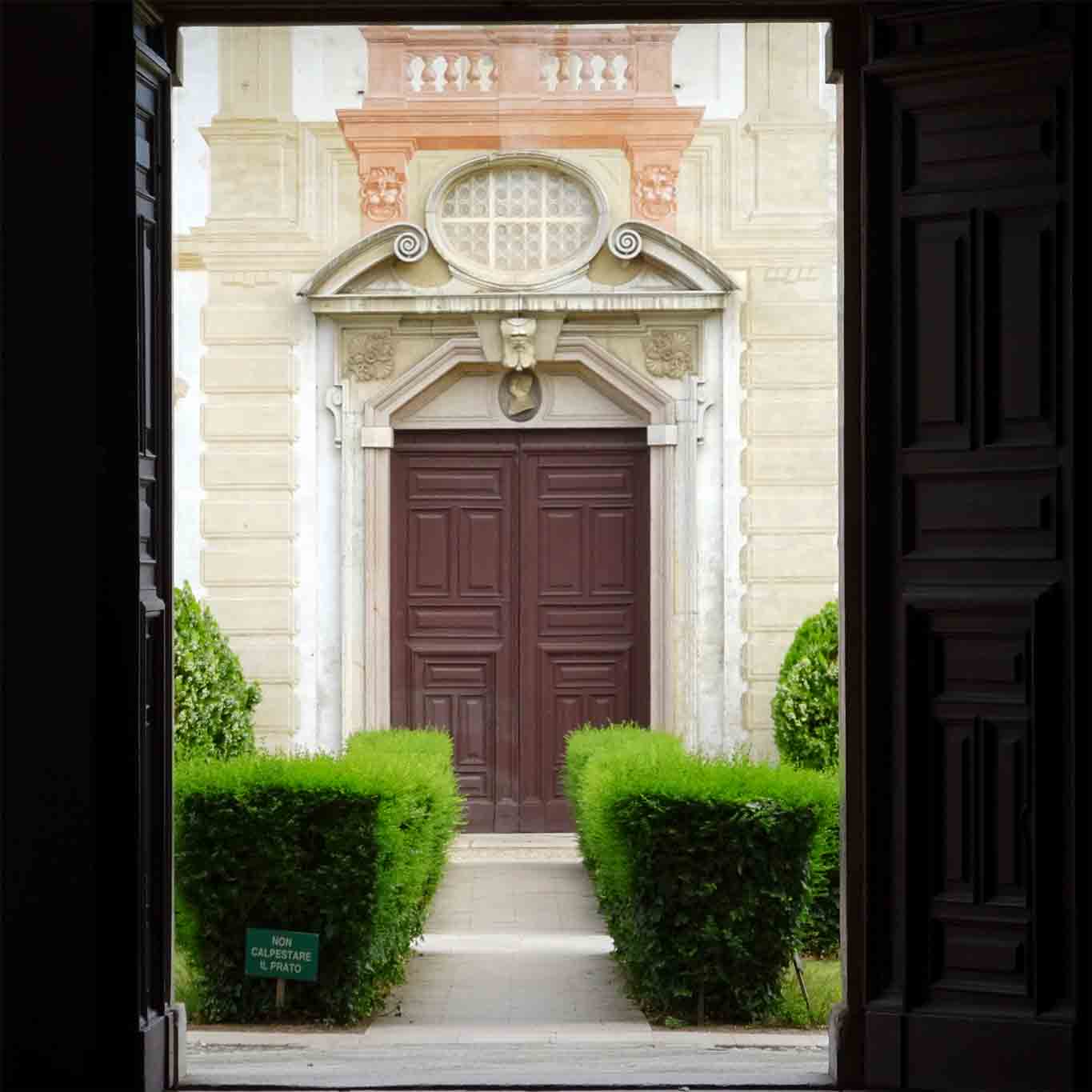 certosa die pavia tuerblick Grosszügige Anlagen trennen die Gebäude des Klosters voneinander.