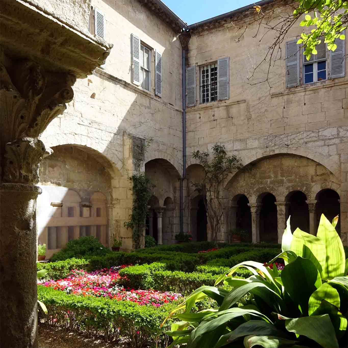 Irgendwann wandert die Sonne in den Kreuzgang des Hospital Cloitre Saint-Paul de Mausole.