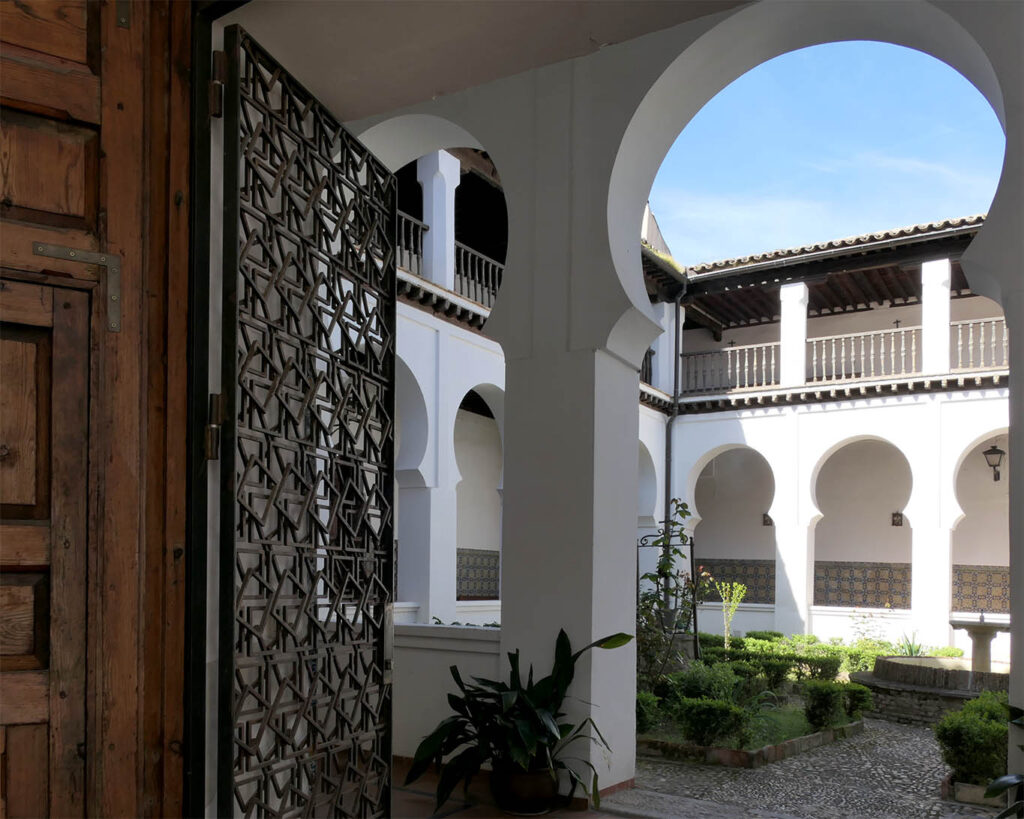 Schatten spenden die Arkaden mit ihren typischen Hufeisenbögen mit Alfiz auf rechteckigen Säulen. convento santa clara la real toledo claustrio entrada optimal