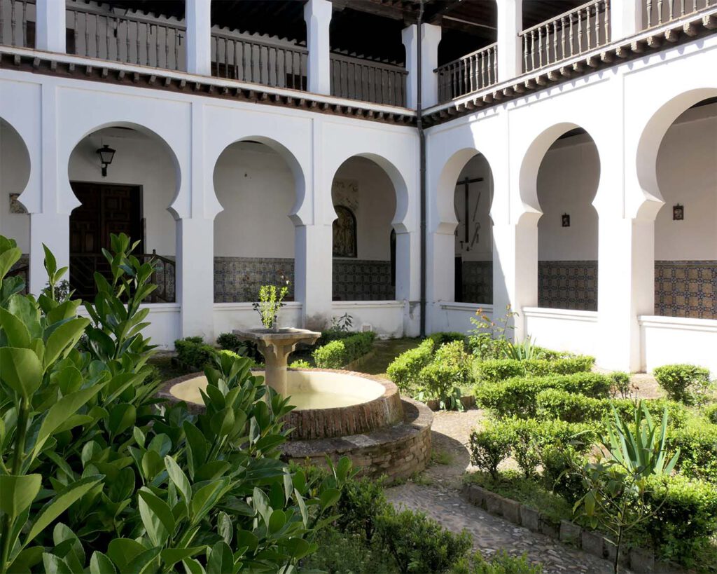 Ein Brunnen bildet den Mittelpunkt des Claustro de los Laureles im Mudéjar-Stil. convento santa clara la real toledo claustrio jardim et fonte