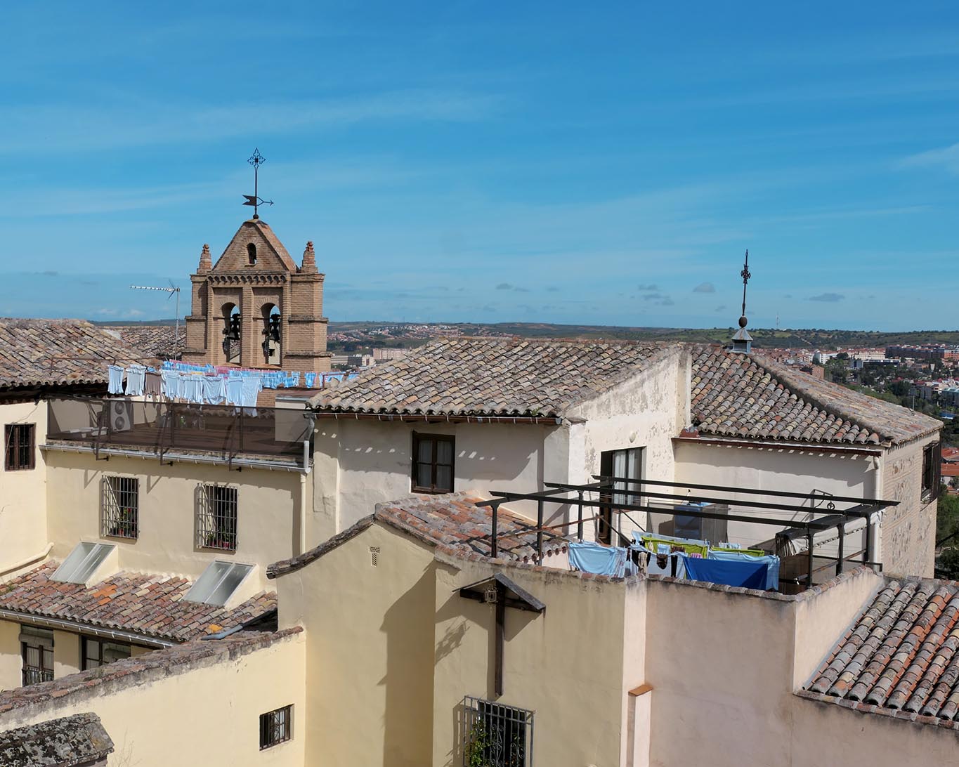 Das Konvent hat grosse Wäsche. Auf langen Leinen hängen Handtücher und Bettwäsche auf einer Dachterrasse gegenüber des Convento Santa Clara la real in Toledo.