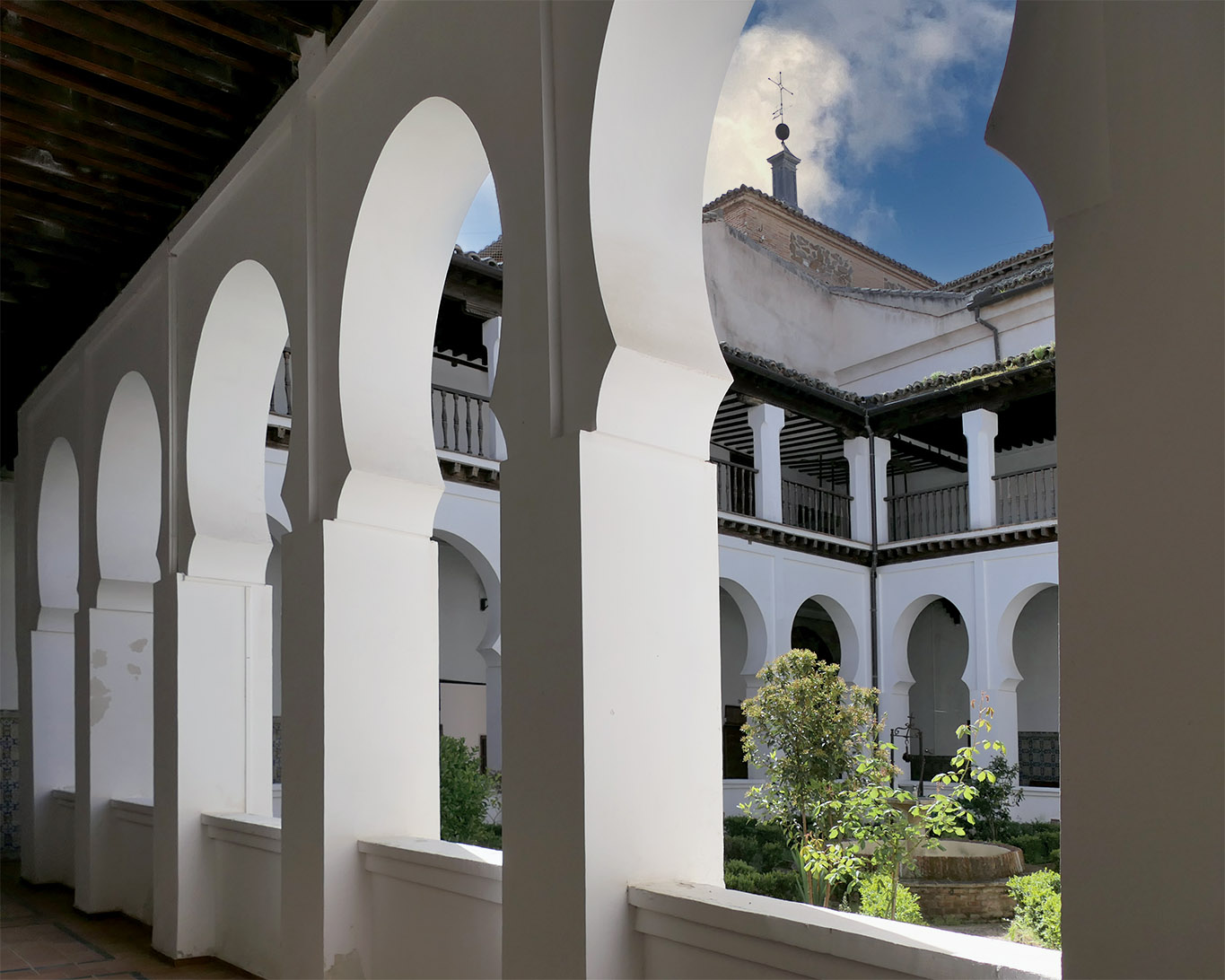 Blick in den Claustro de los Laureles mit seinen doppelstöckigen Arkaden und dem Sockel mit den bunten Talavera-Fliesen aus dem 16. Jahrhundert. convento santa clara la real toledo drift claustrio