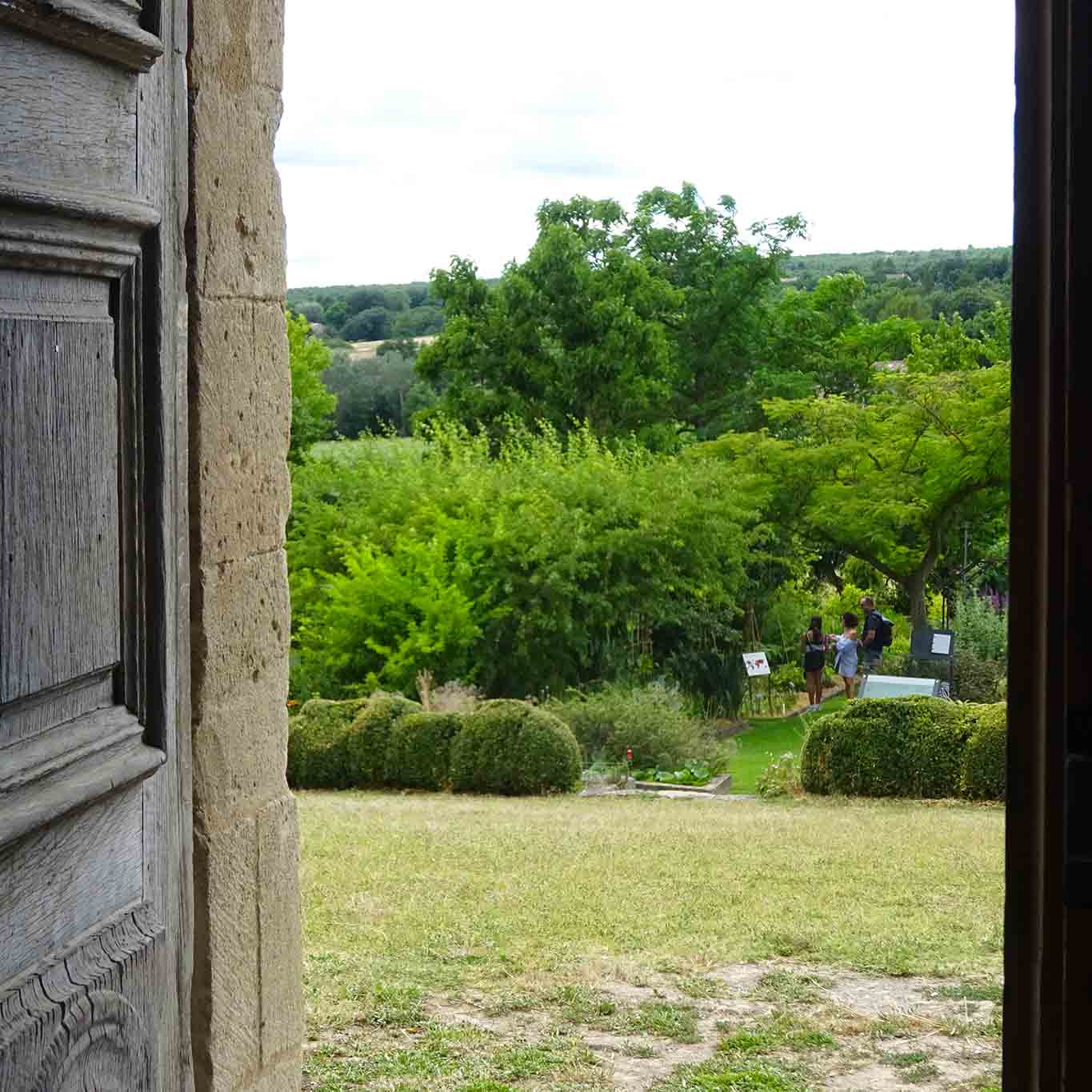 durch die tür jardin et musee salagon