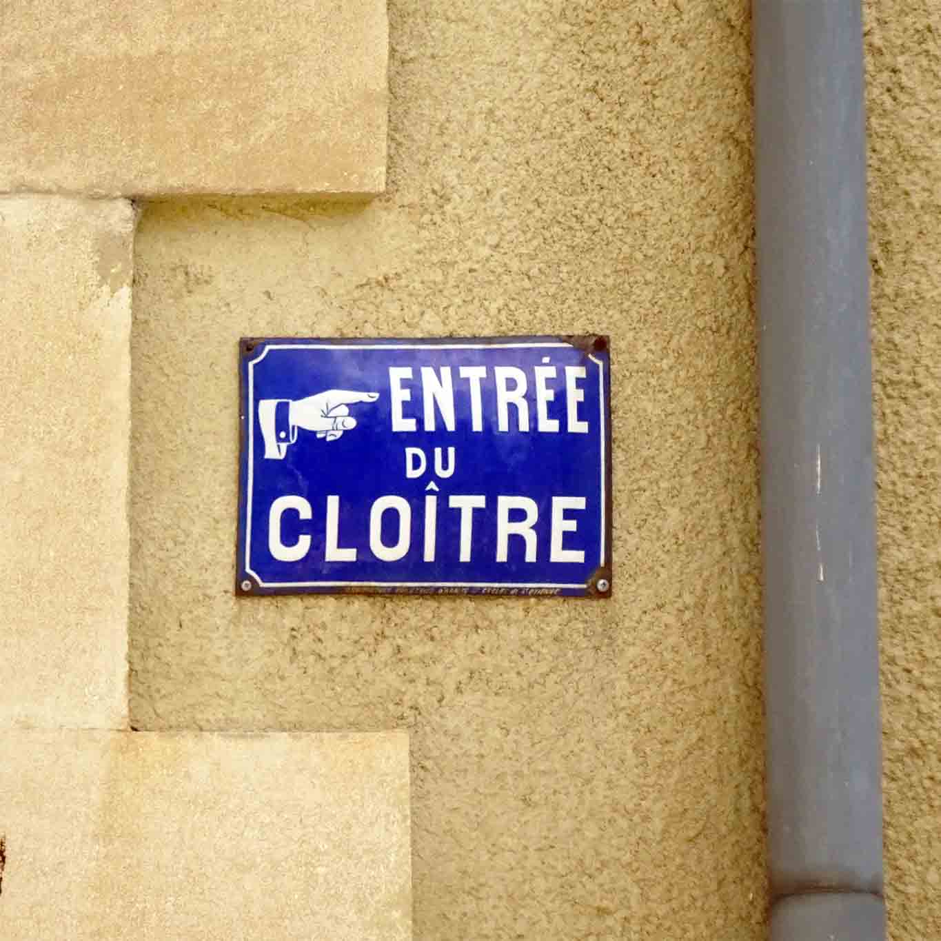 Besuchern wird der Weg gewiesen zum Entree du cloitre à saint paul de mausole