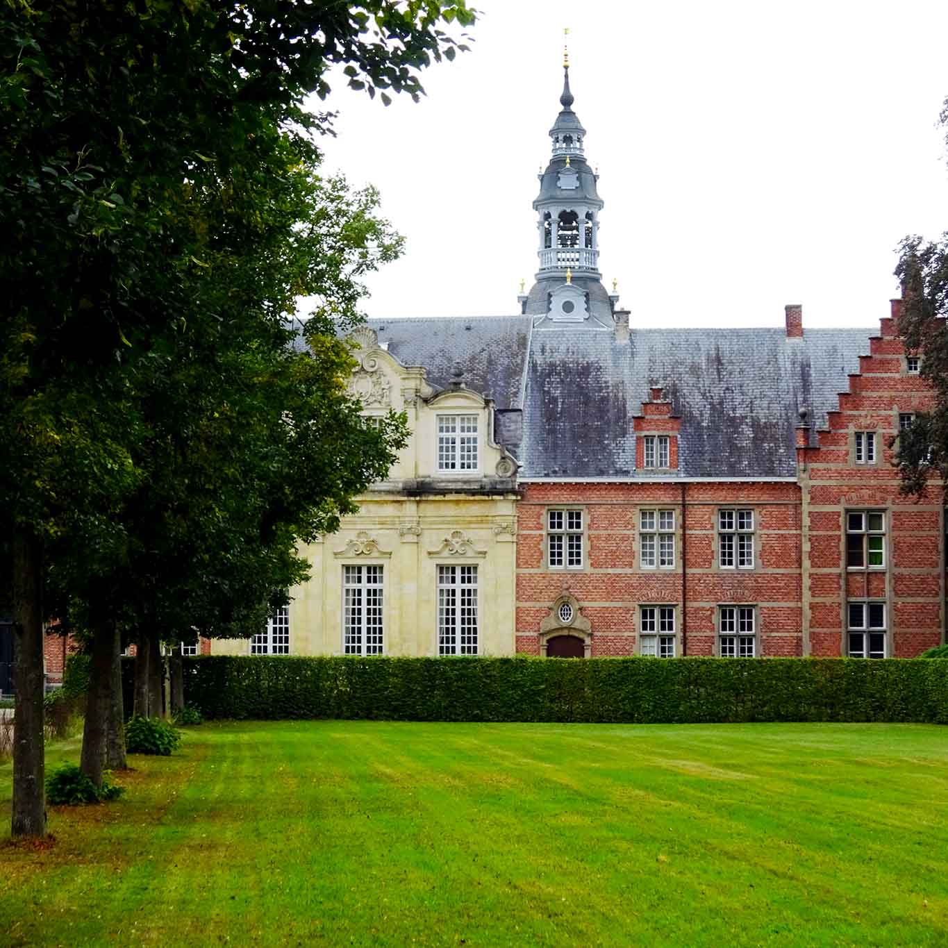 fassade mit alleelindenabdij postel