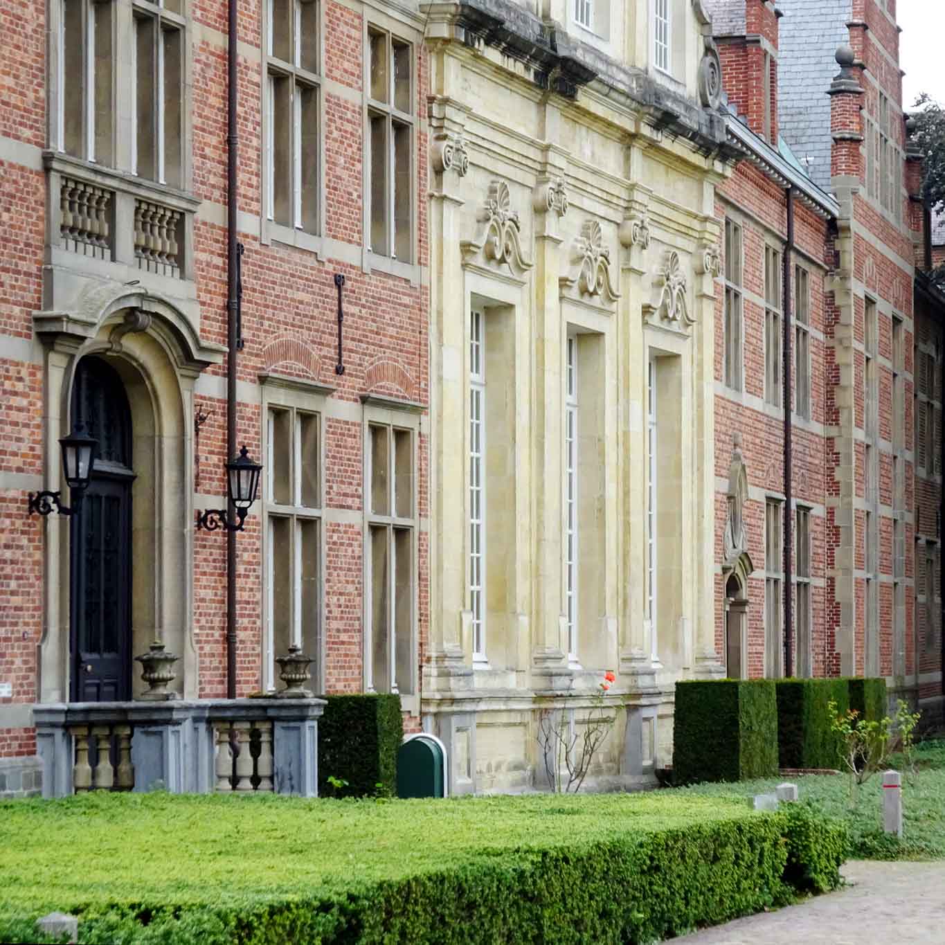 Fassade des Refektoriums mit herrschaftlichem Gepränge die Abdij Postel
