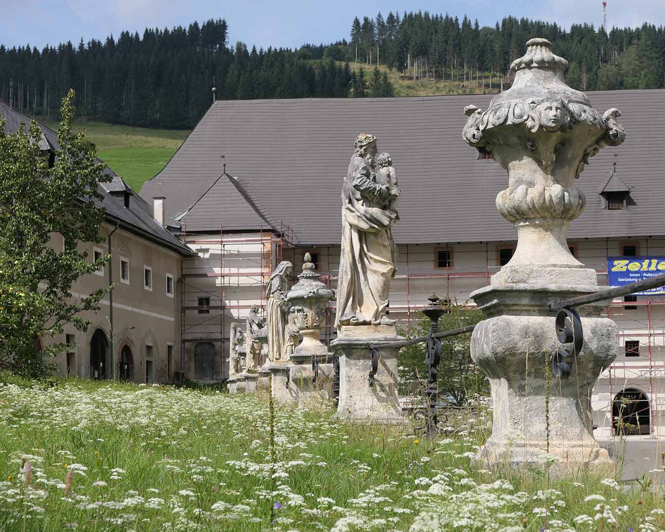 Figürliches Barock im Hof des Benediktinerstiftes Sankt Lambrecht.