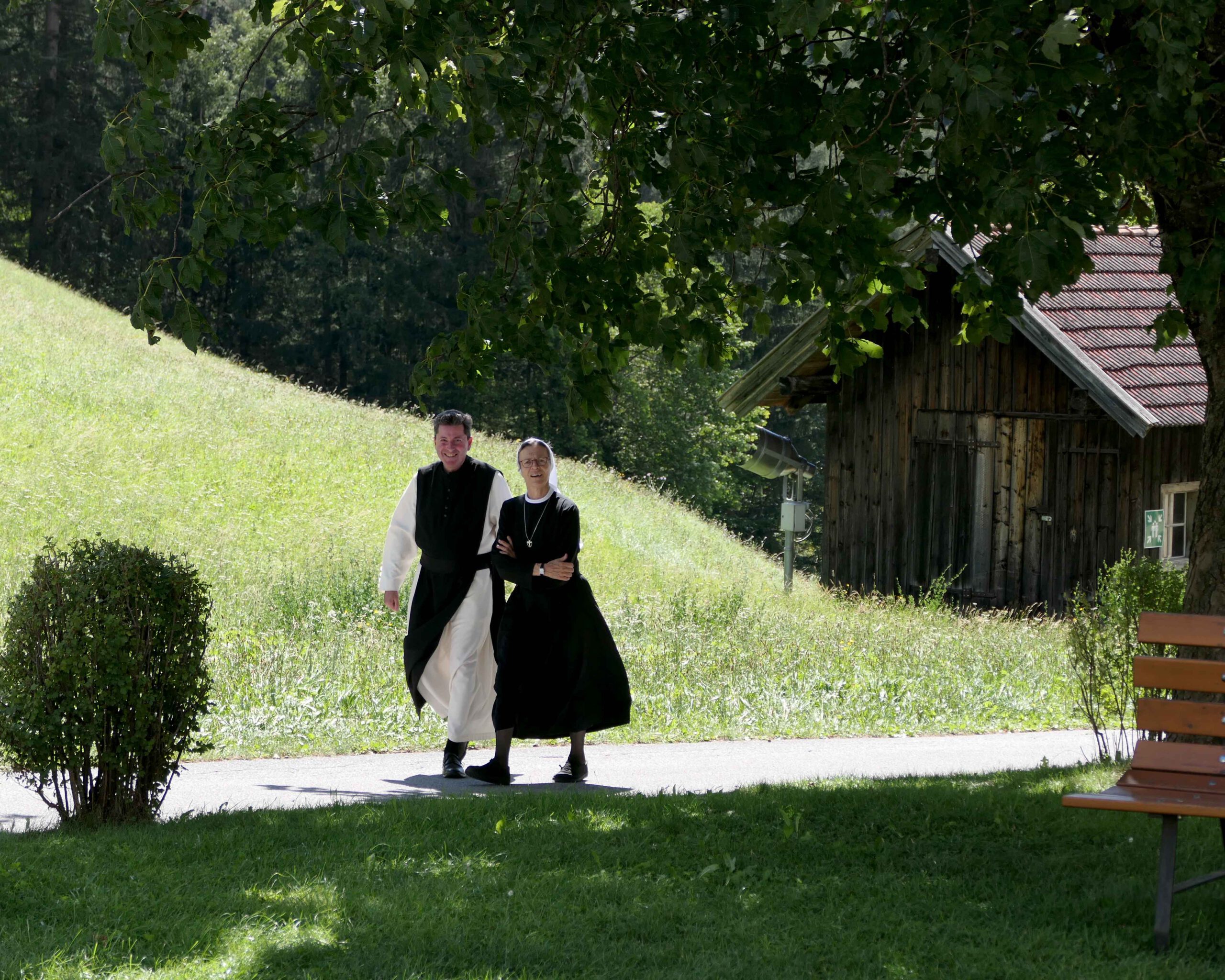 Frater Lukas und Schwester Barbara spazieren zum Klostergarten des Klösterchens oberhalb von Zams.