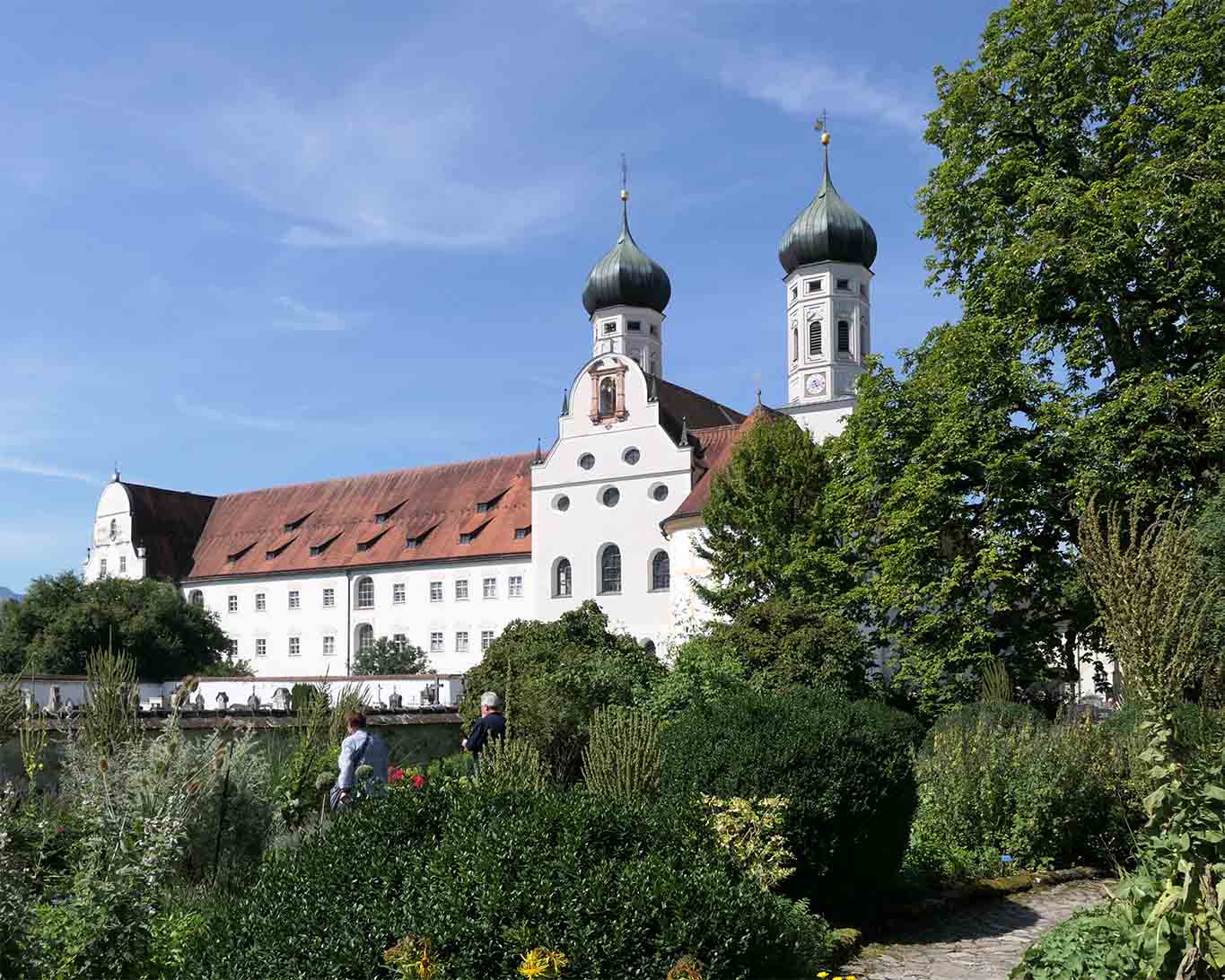 Ein Garten ohne Besucher ist trostlos und öde. Wie schön, dass im Klostergarten Benediktbeuern immer jemand vorbeischaut.