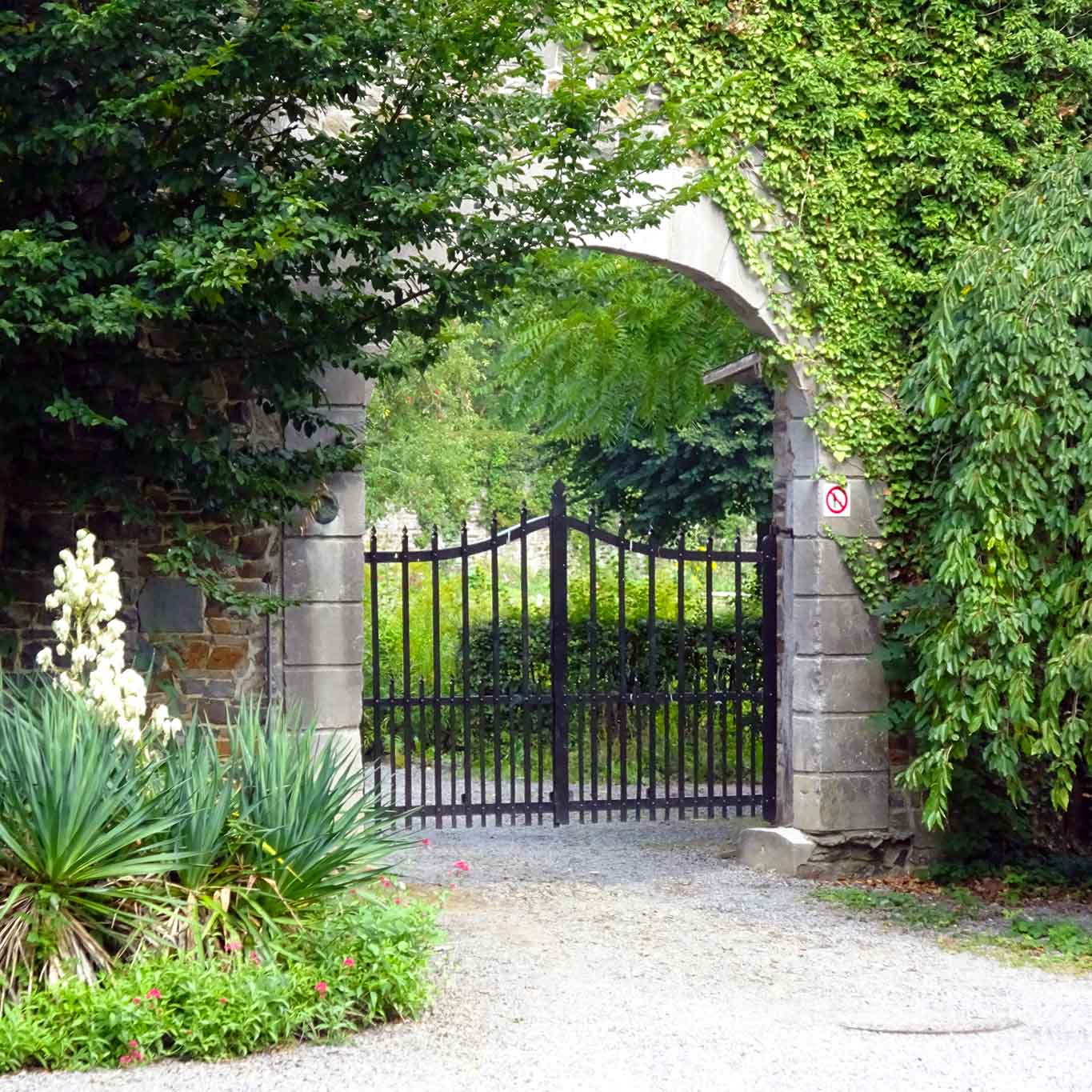 gartentor abbaye du val dieu Schmuckstein am Tor zum Garten