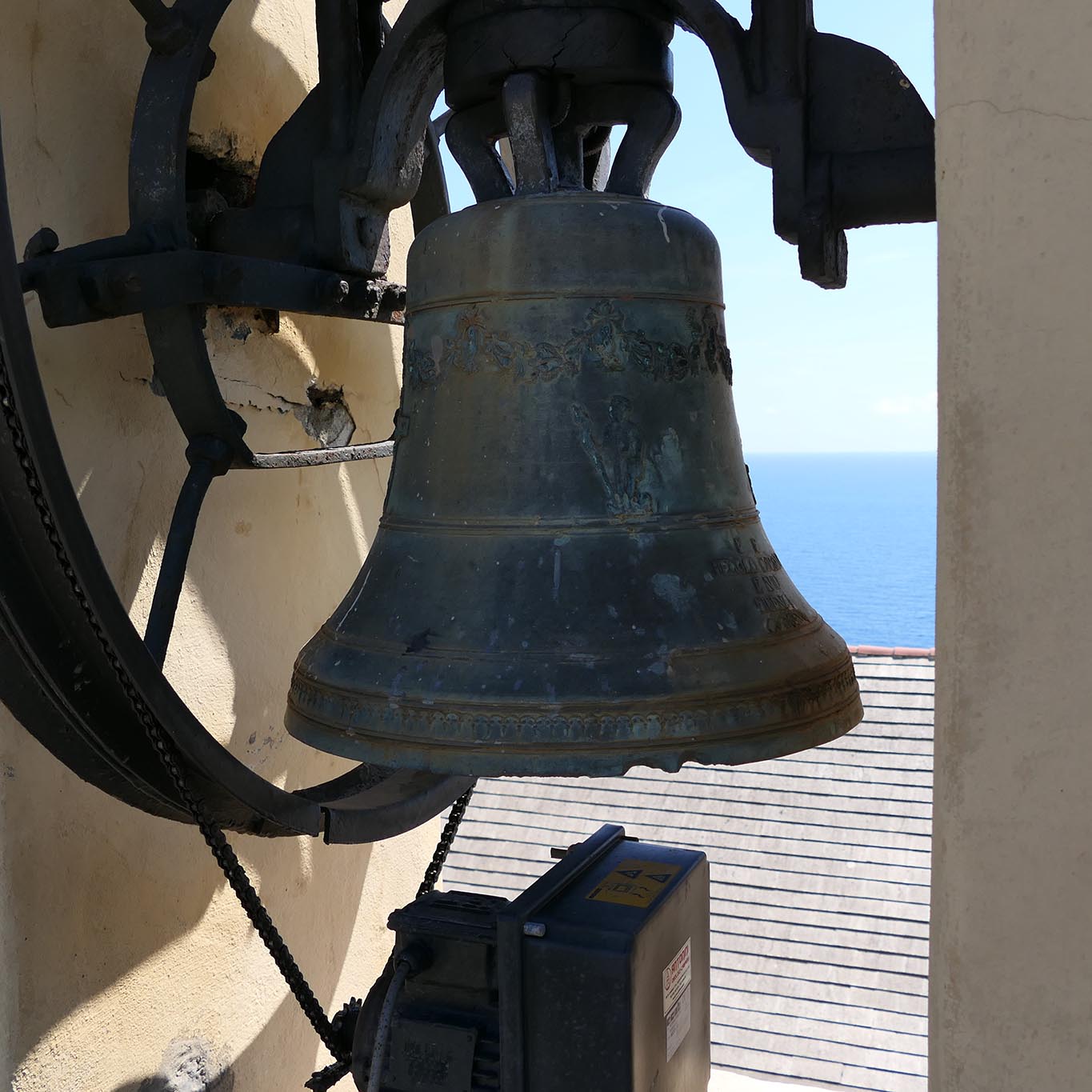 Die Glocke des Kapuziner-Konvents in Monterosso schwebt frei zwischen Himmel und Erde und dem Mittelmeer.