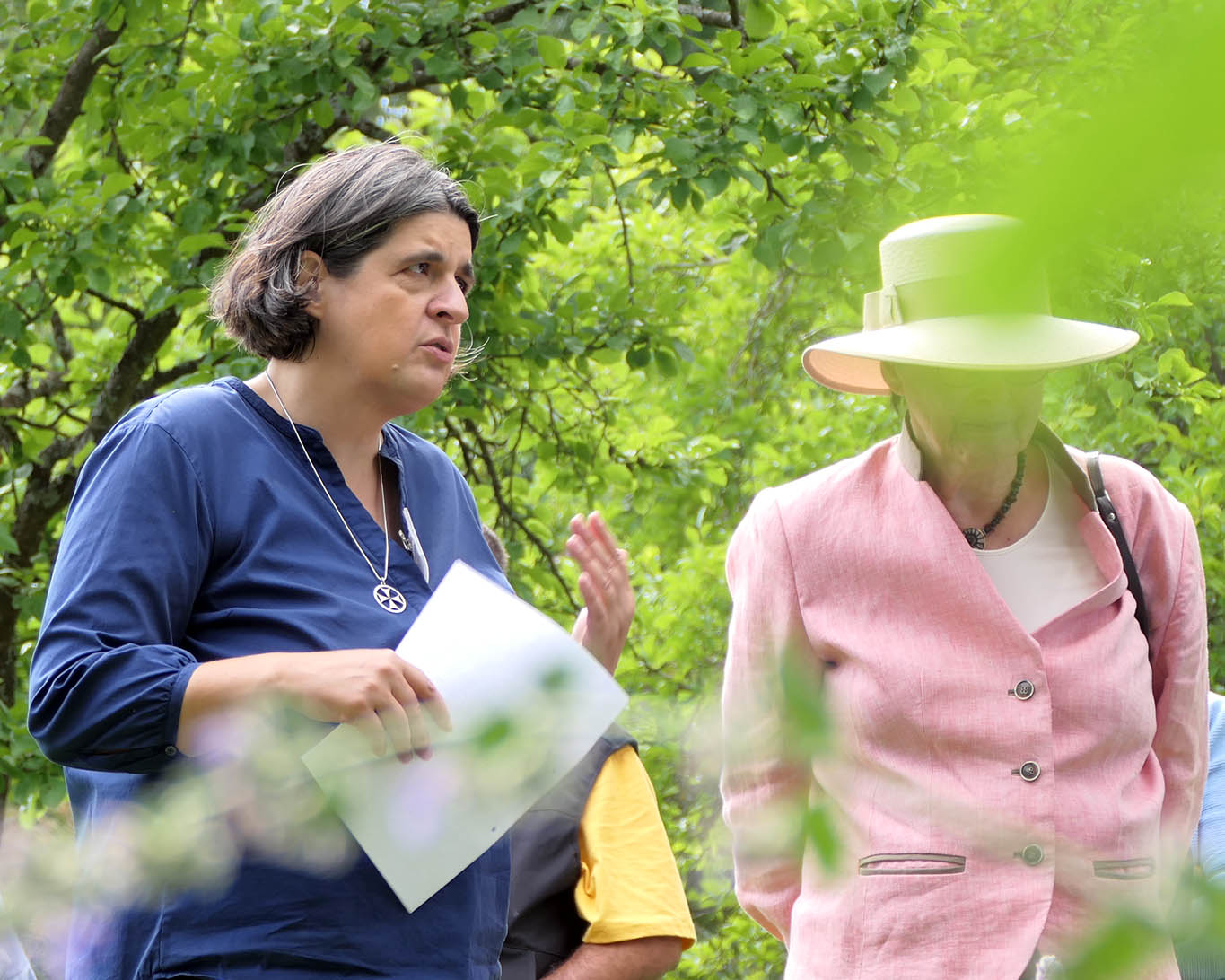 Konventualin Frau Heike Scheufler erklärt die Klostergärten bei einer Führung. heike scheufler führt durch garten kloster wülfinghausen