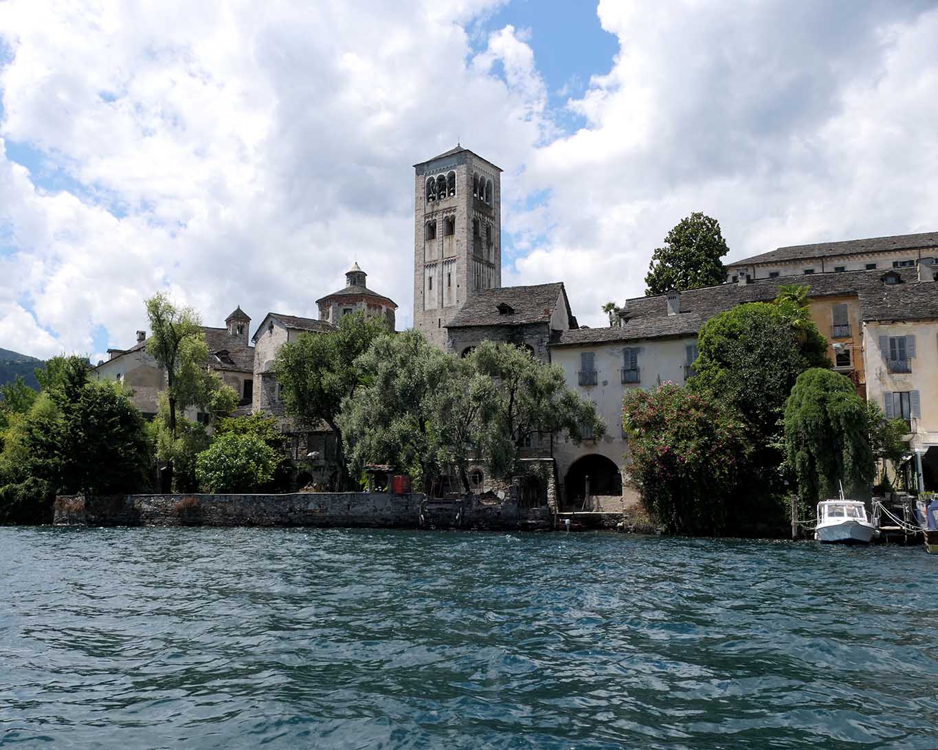 Der Turm der Abteikirche ragt über die Isola San Giulio mitten im Lago die Orta.