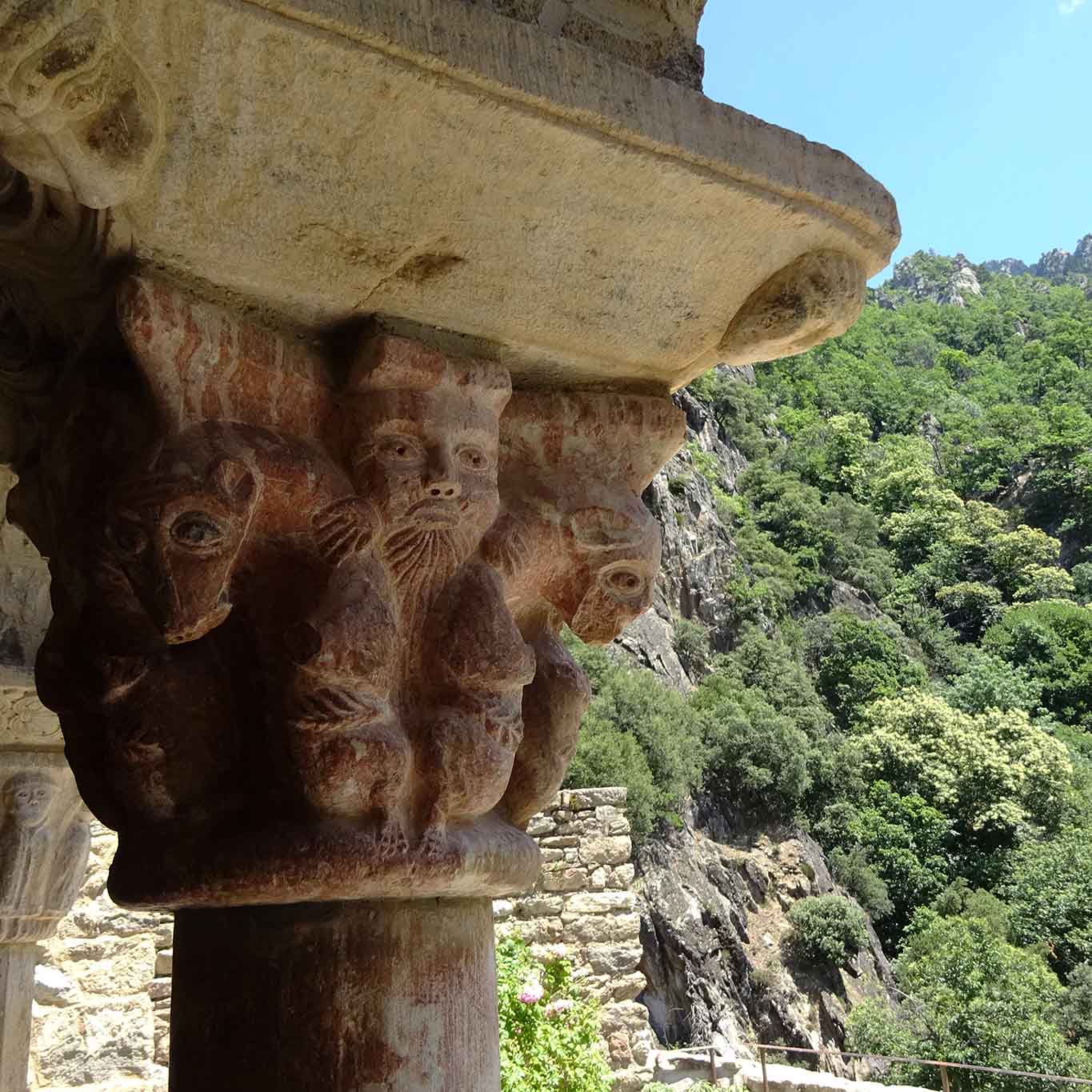 kapitel gesichter abbaye saint martin canigou